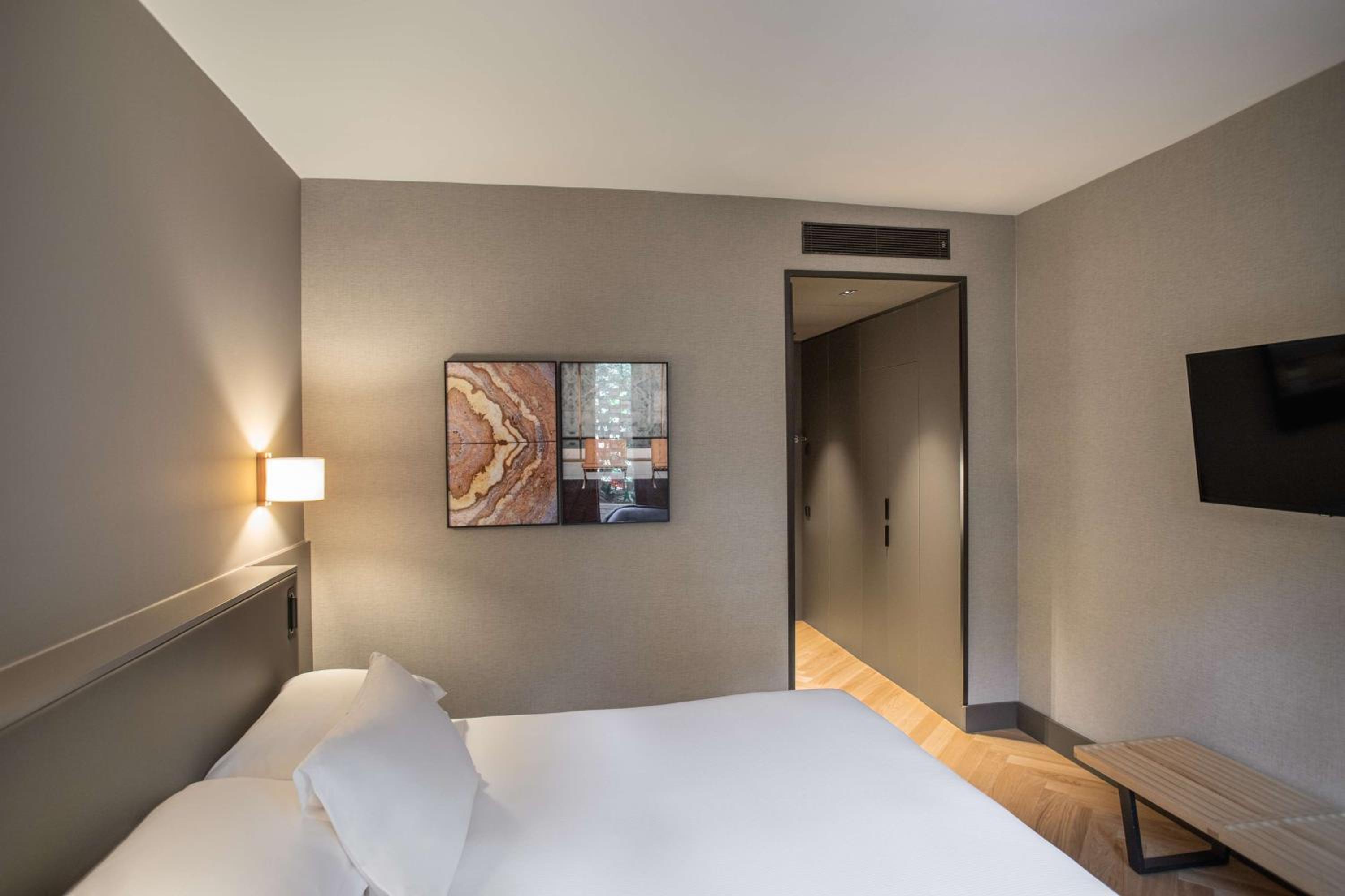 Deluxe Room thumbnail 5