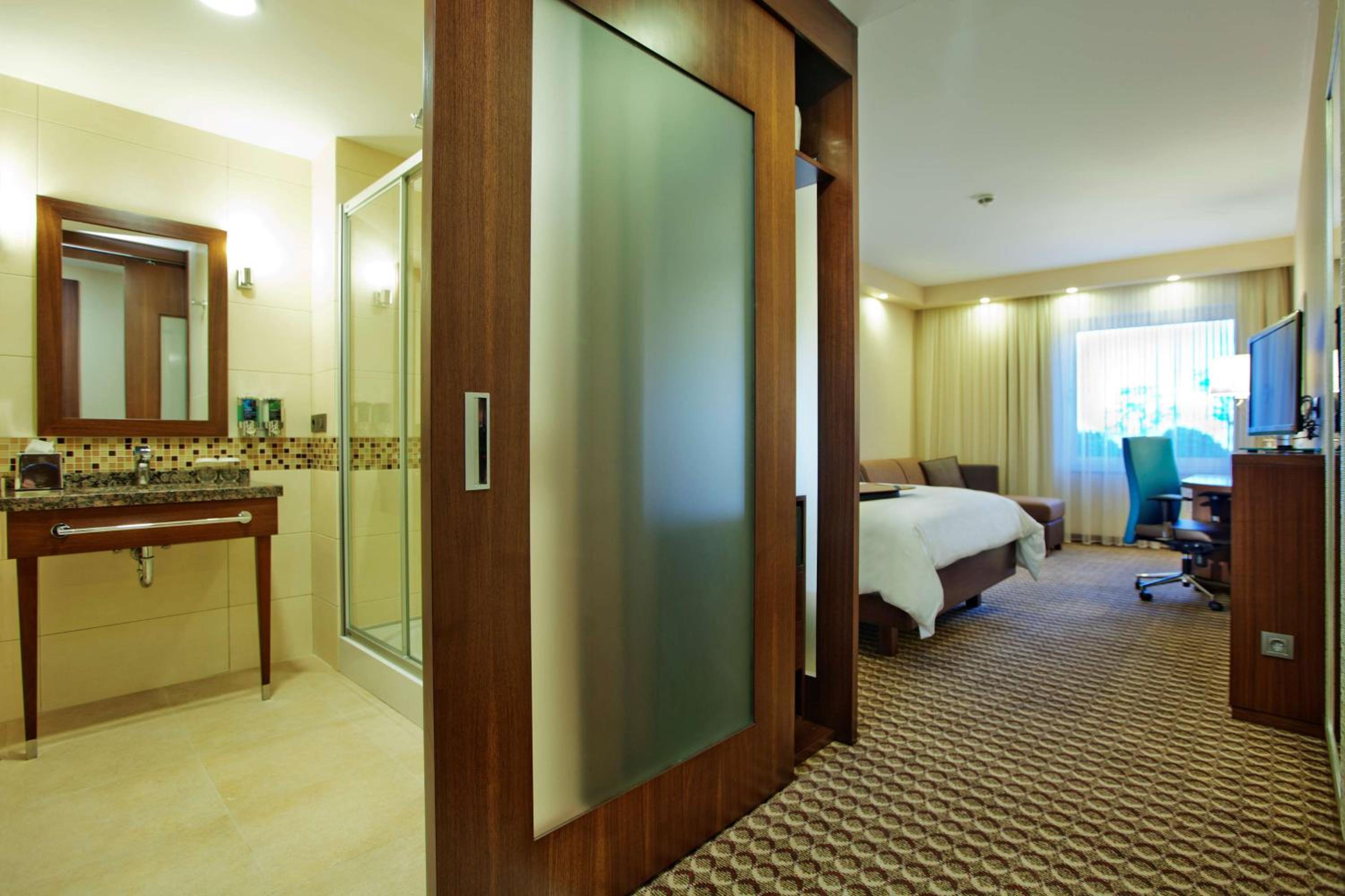 Queen Room with Sofa Bed - Non-Smoking - Photo 1