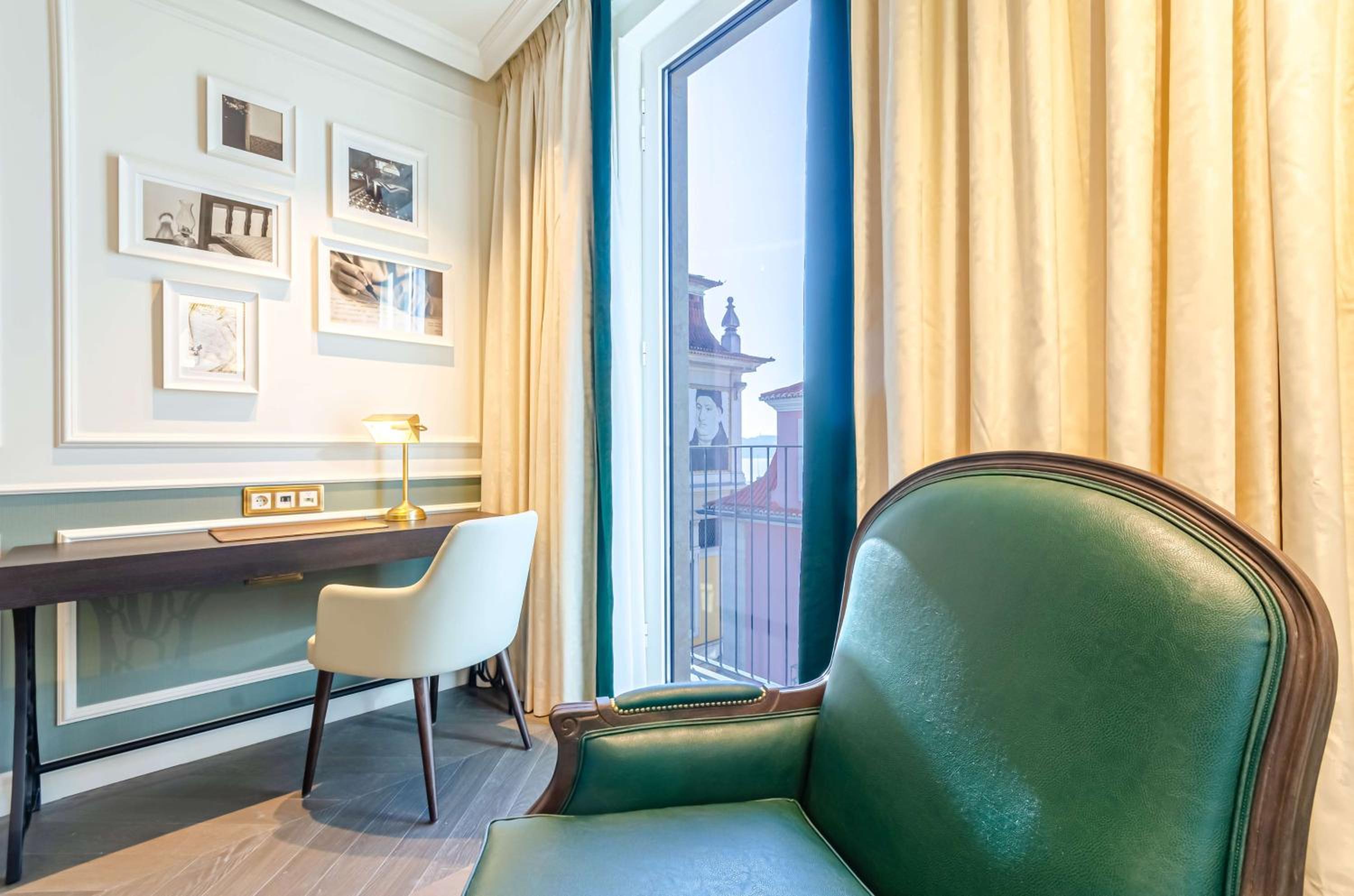 Deluxe King Room - Photo 5