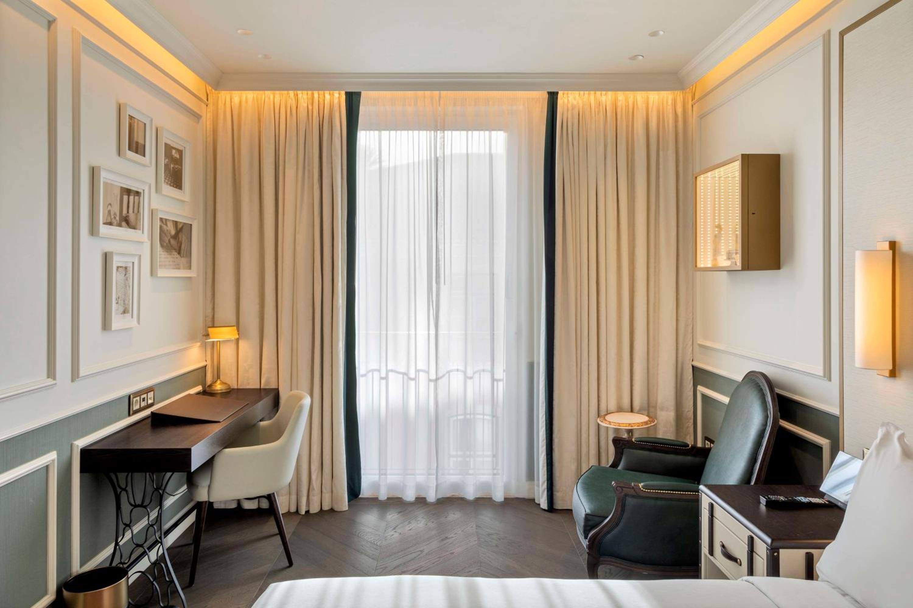 Deluxe King Room - Photo 2