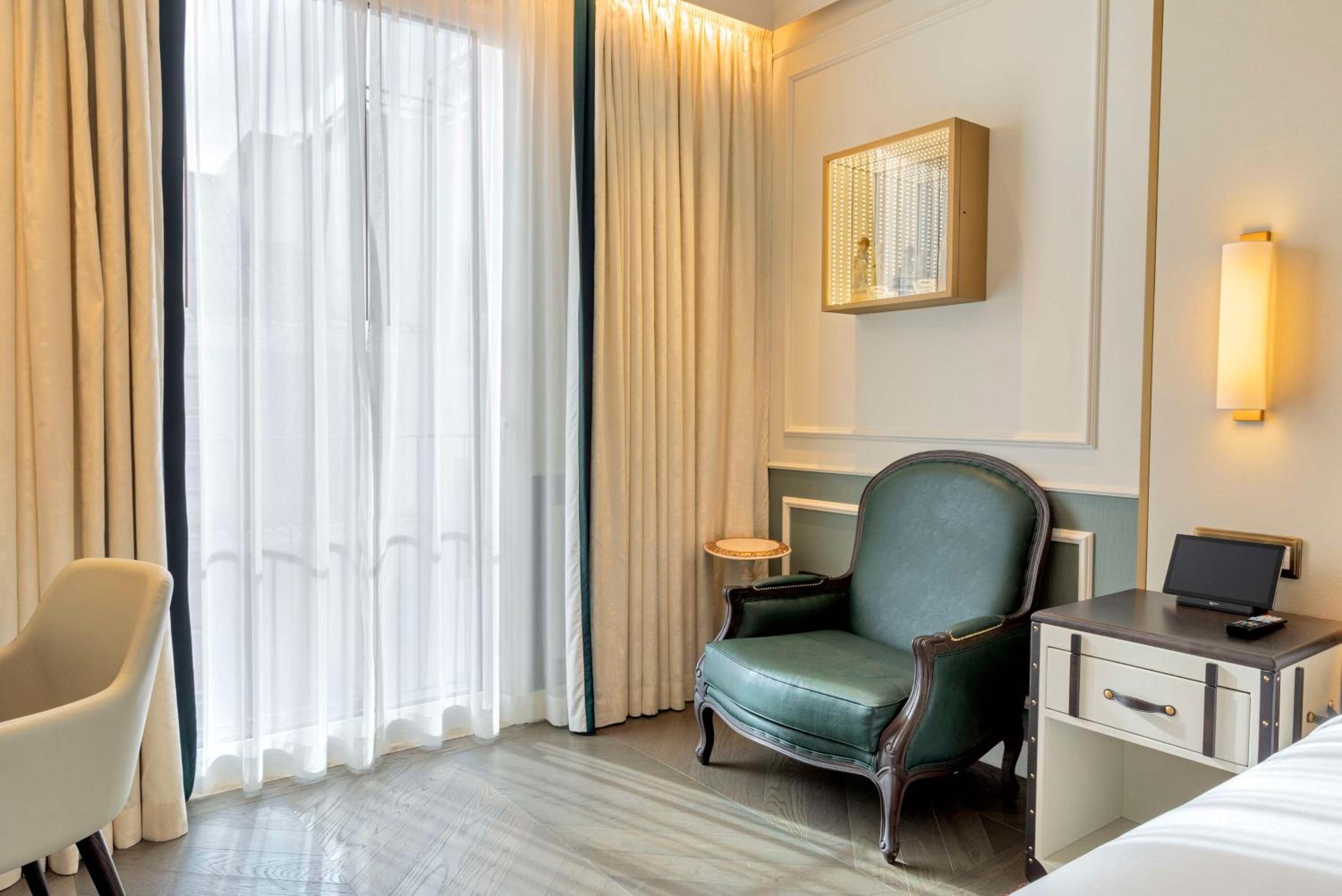 Deluxe King Room - Photo 3