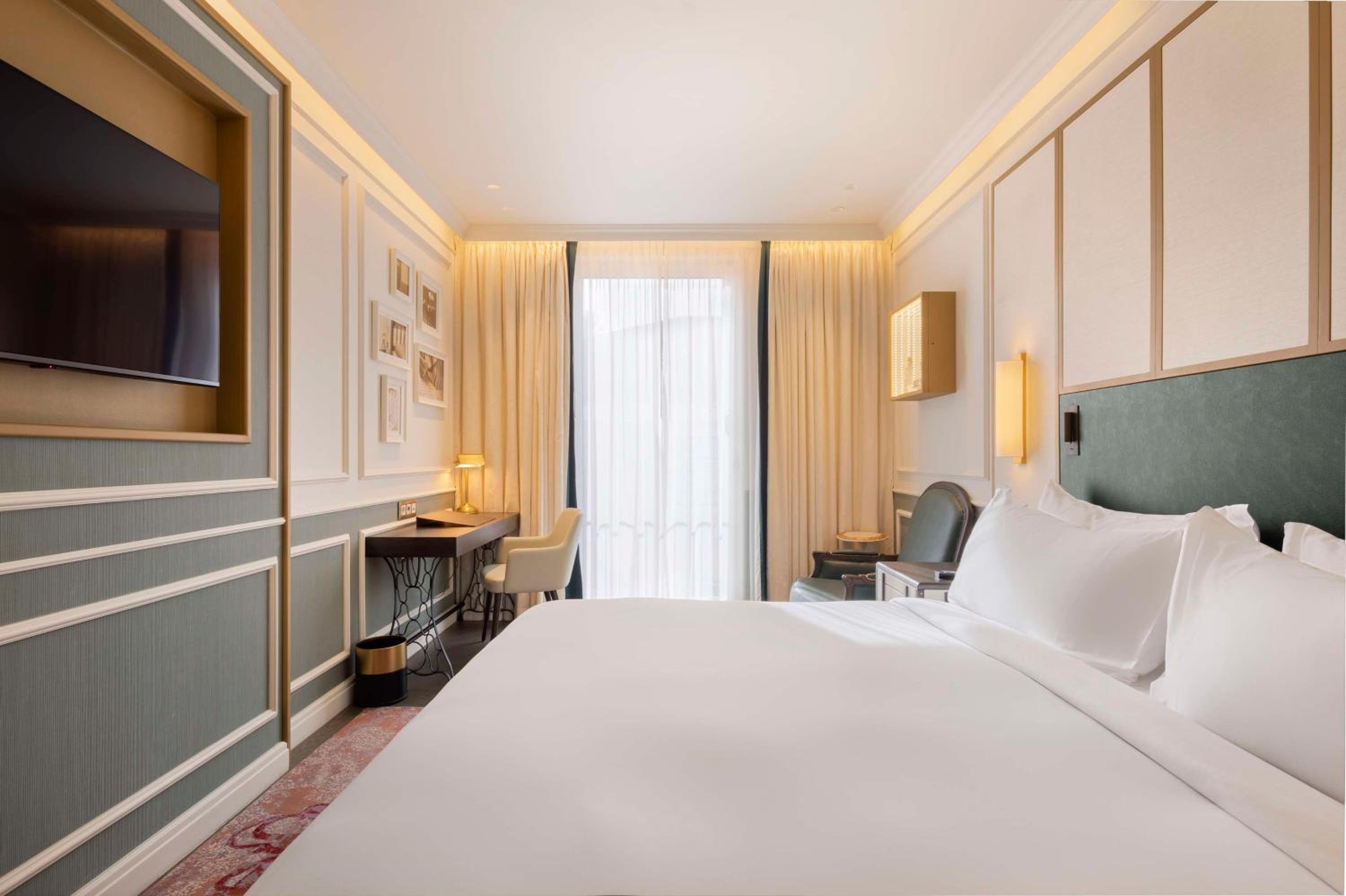 Deluxe King Room - Photo 1