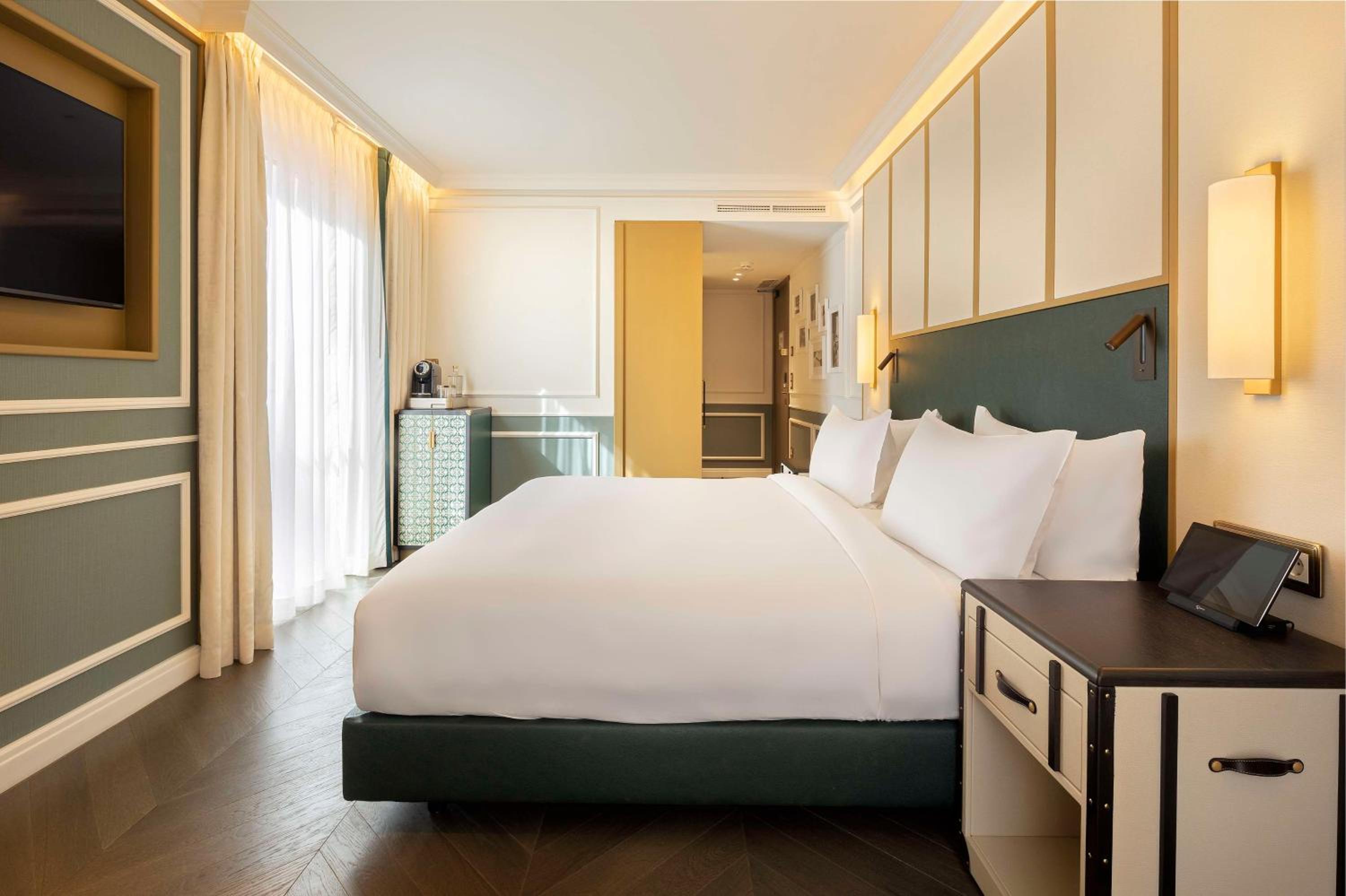 Premium Corner King Room with One King Bed (Non Smoking) - Photo 2