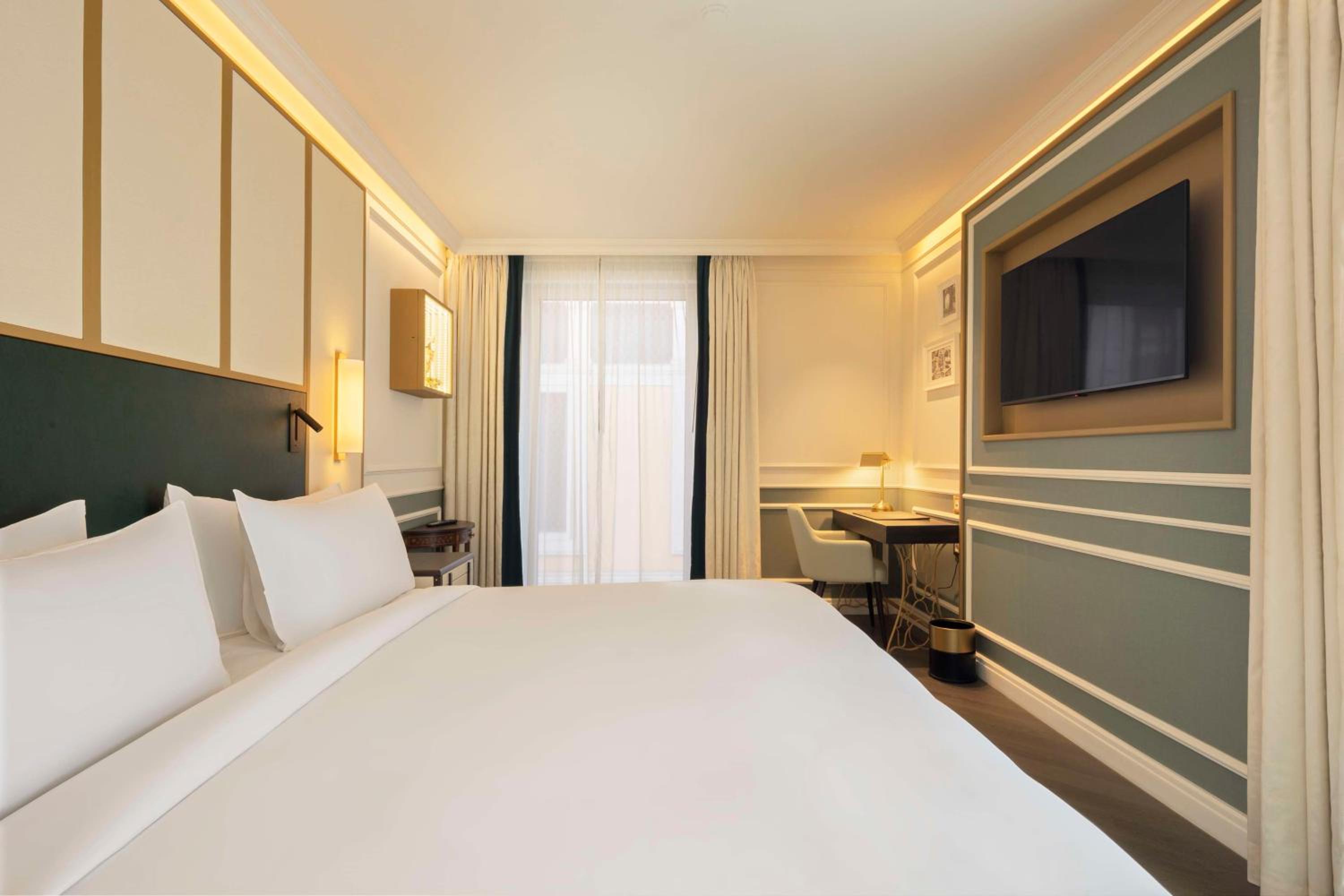Premium Corner King Room with One King Bed (Non Smoking) - Photo 1