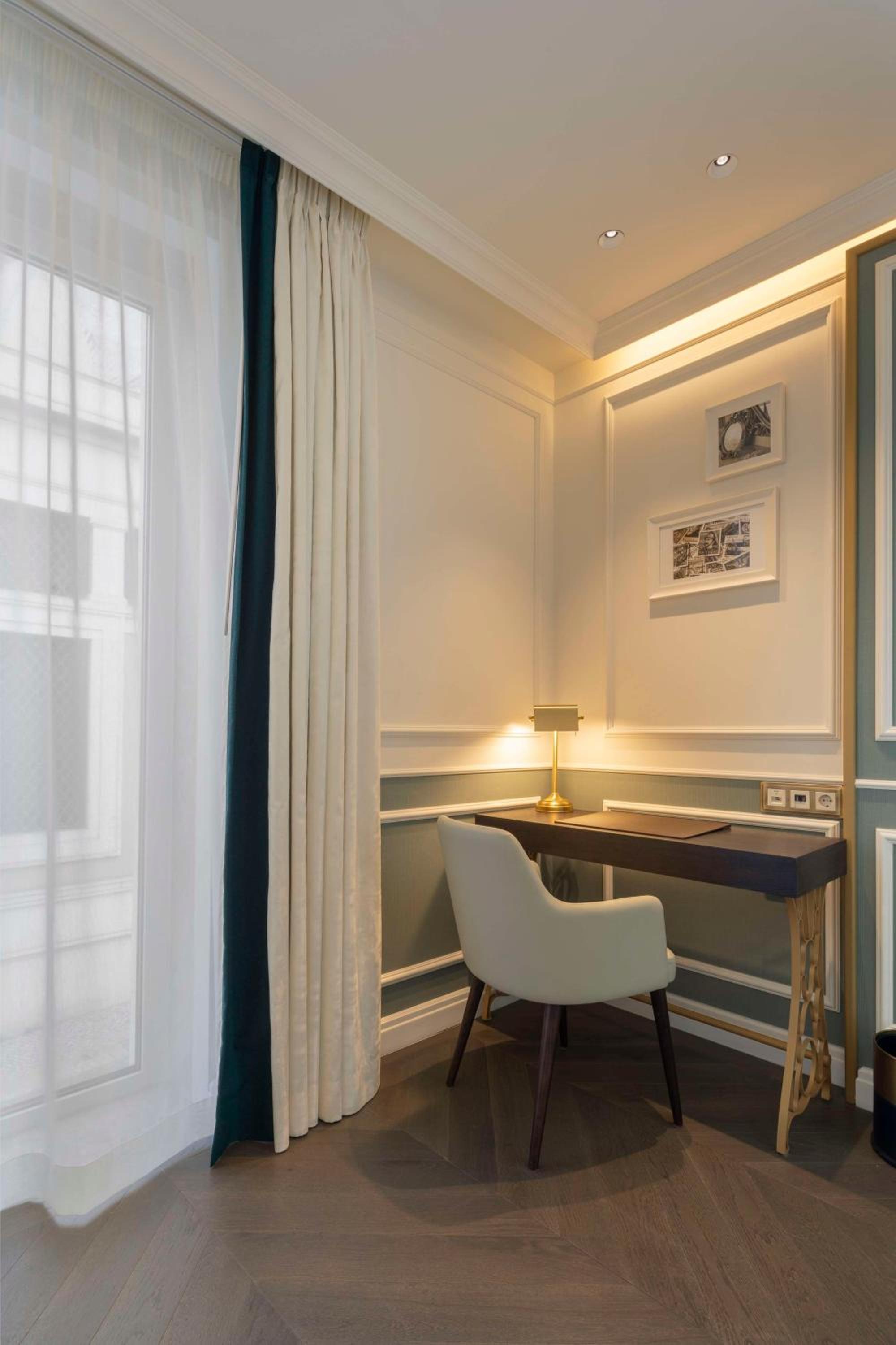 Premium Corner King Room with One King Bed (Non Smoking) - Photo 3