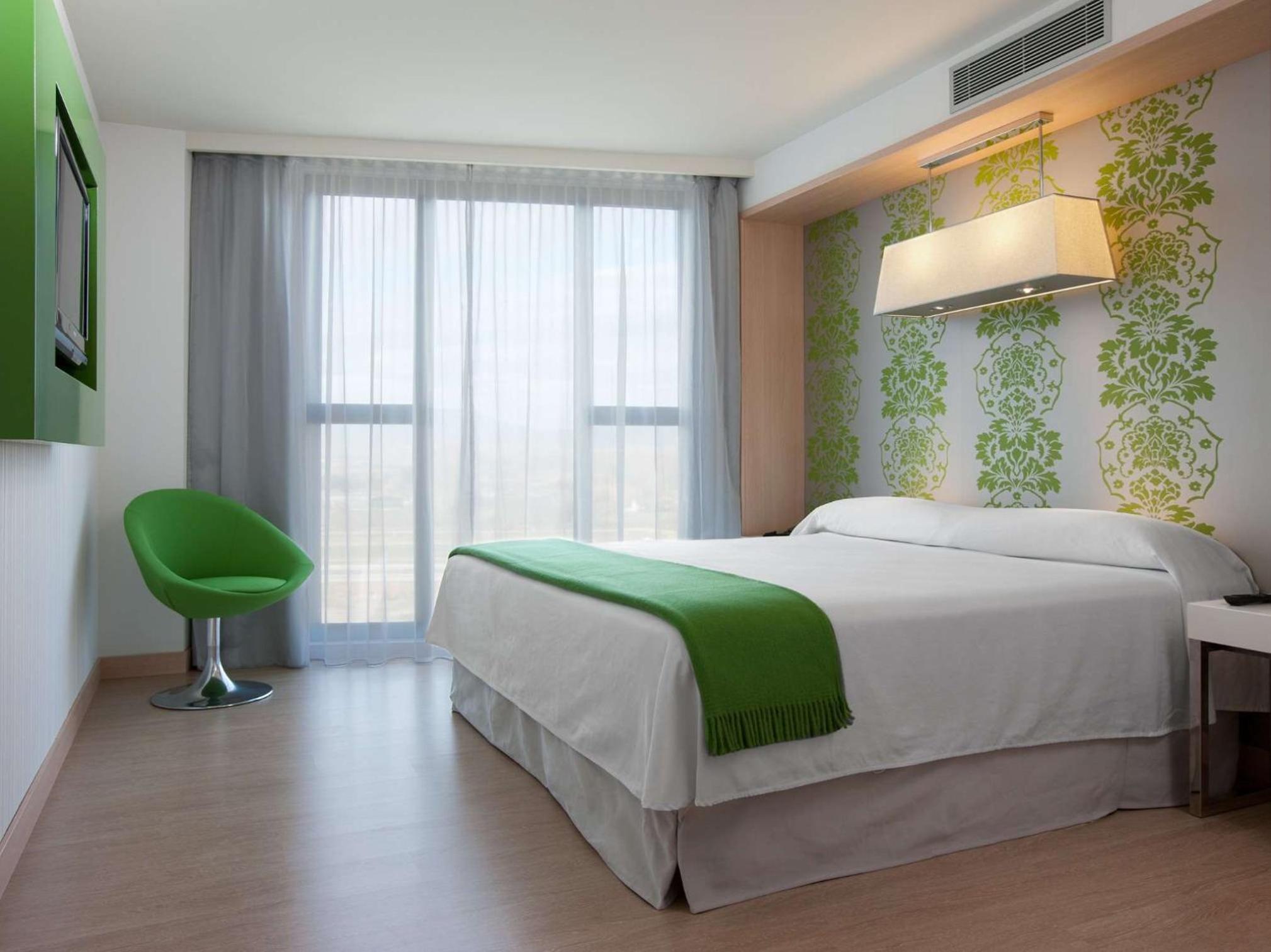 King Guest Room thumbnail 6