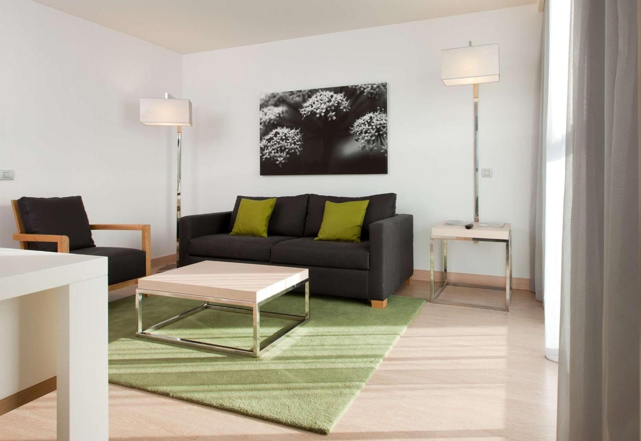 One-Bedroom King Suite thumbnail 5