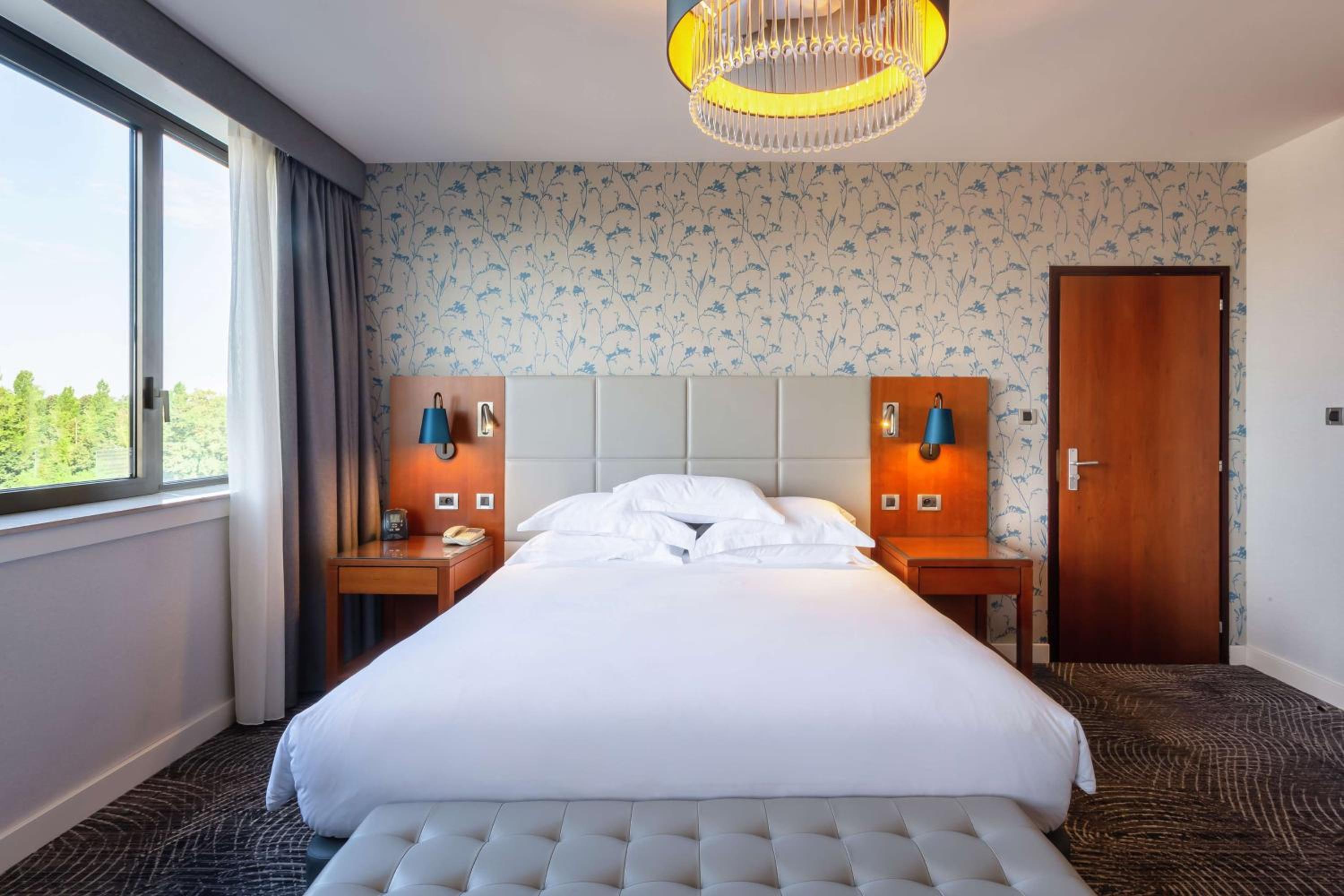 King Deluxe Room - Hilton City photo 1