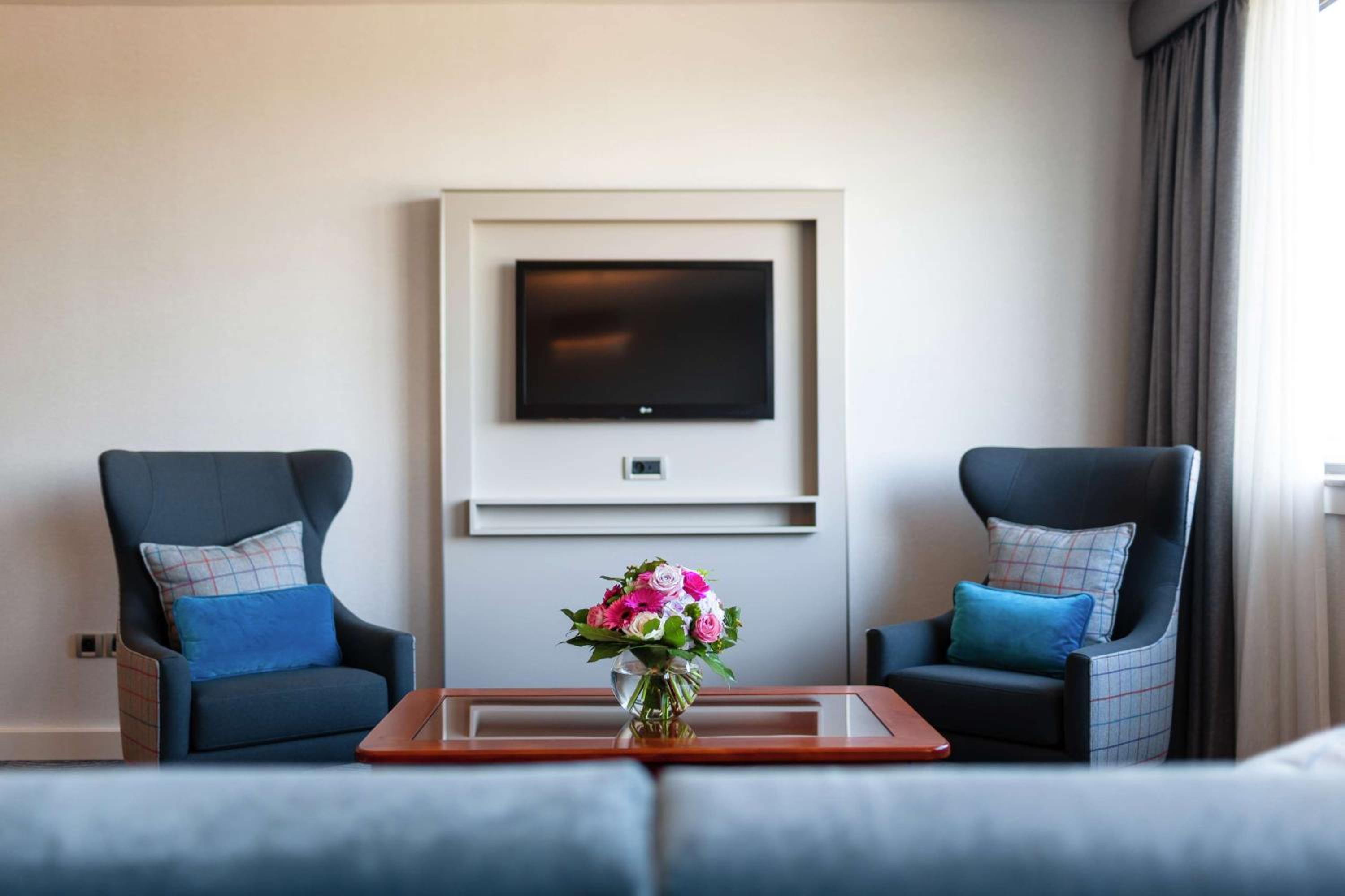 Deluxe King Room with Sofa Bed photo 3