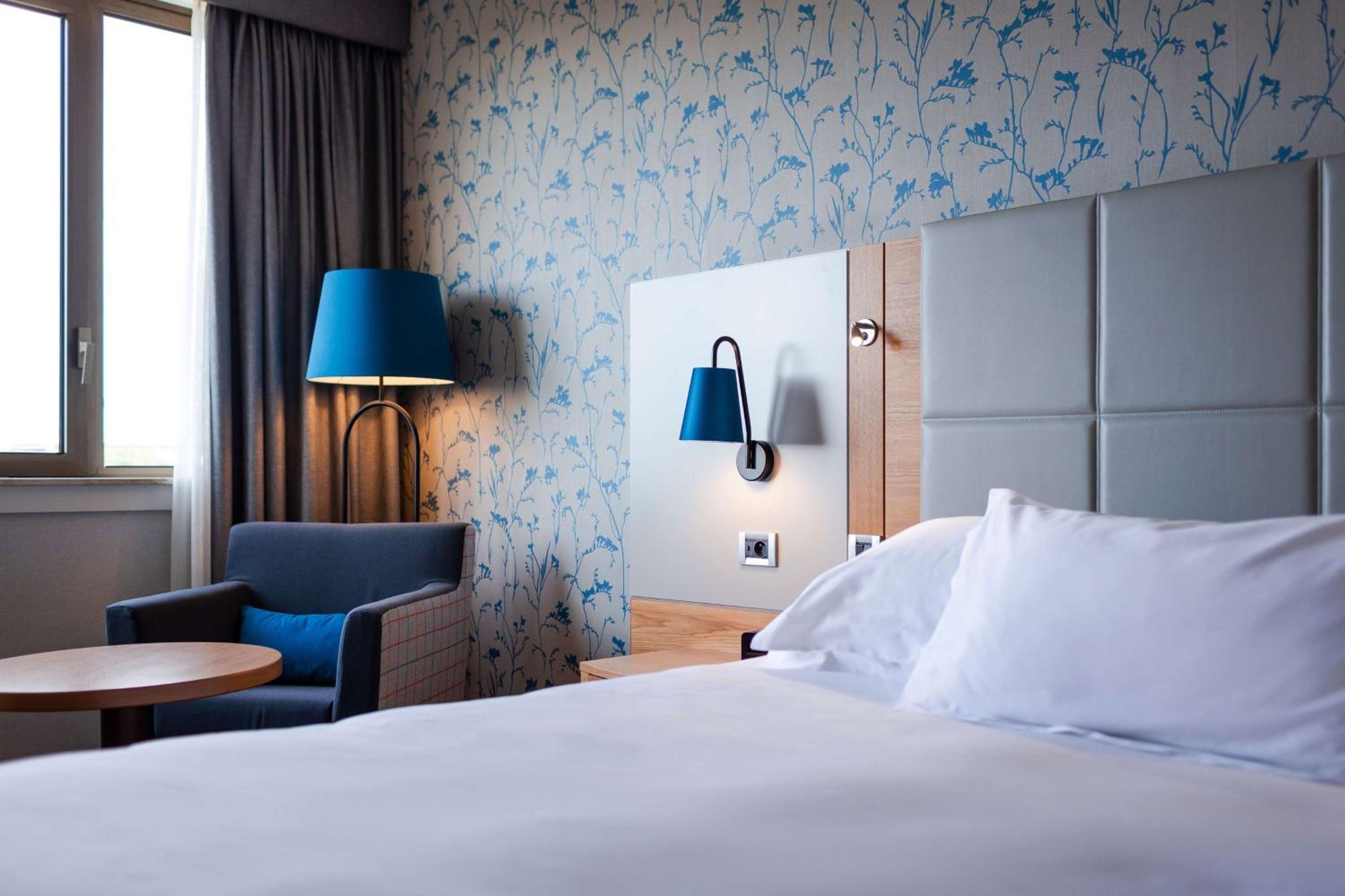 King Deluxe Room - Hilton City photo 2