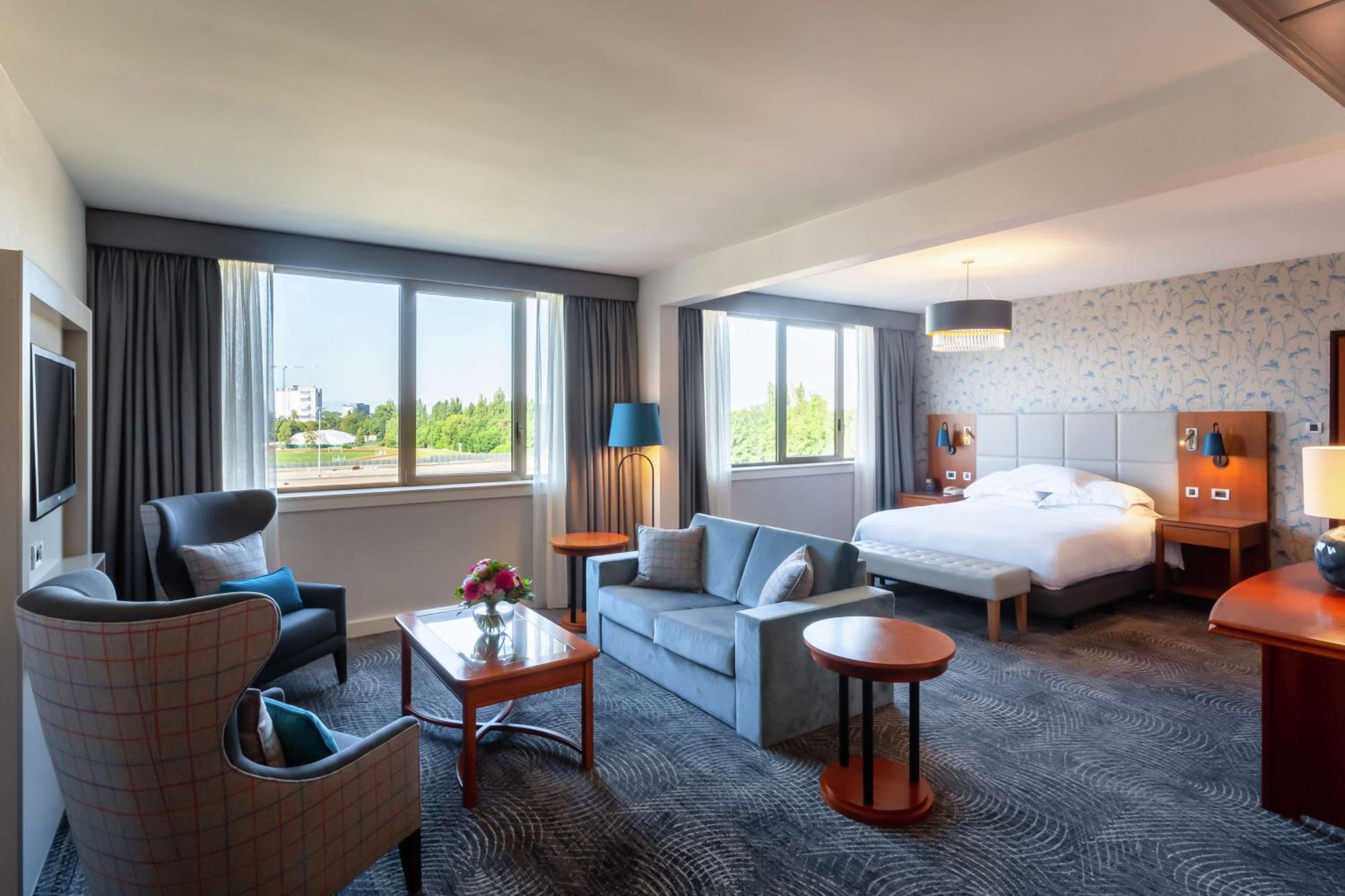 Deluxe King Room with Sofa Bed photo 1