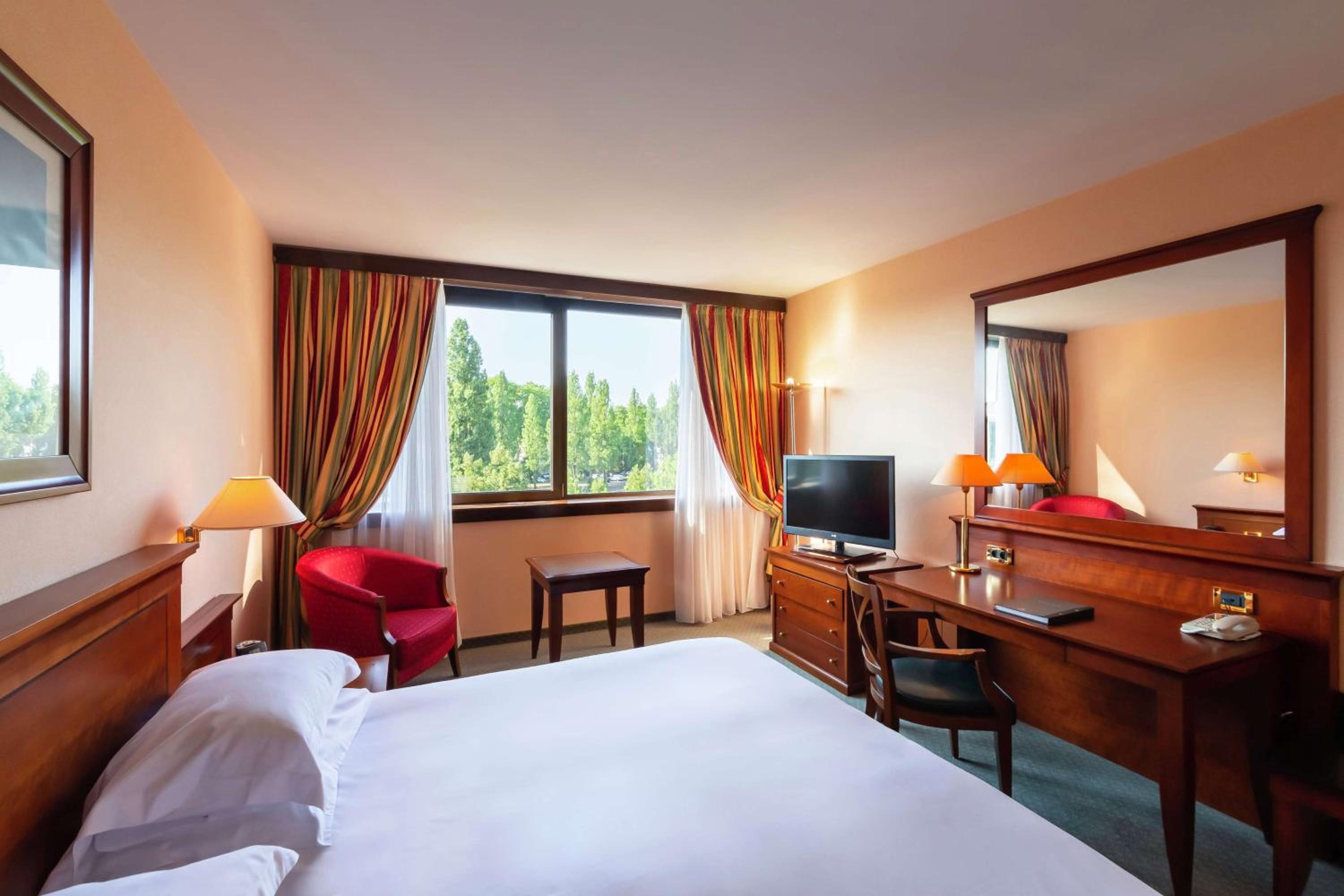 King Guest Room photo 2