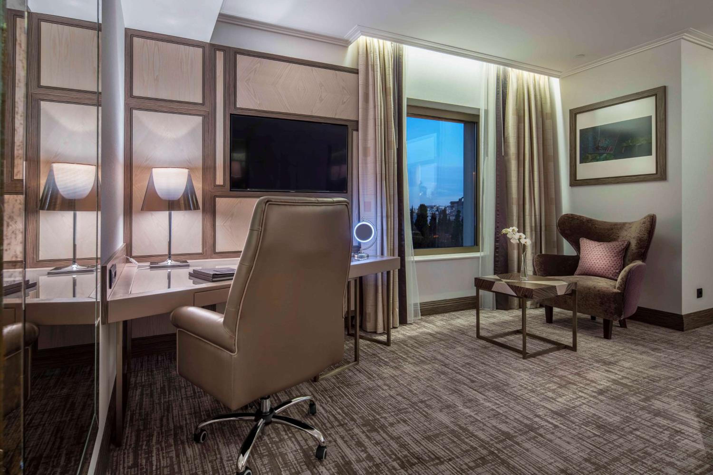 Deluxe King Room with Park View - Photo 1