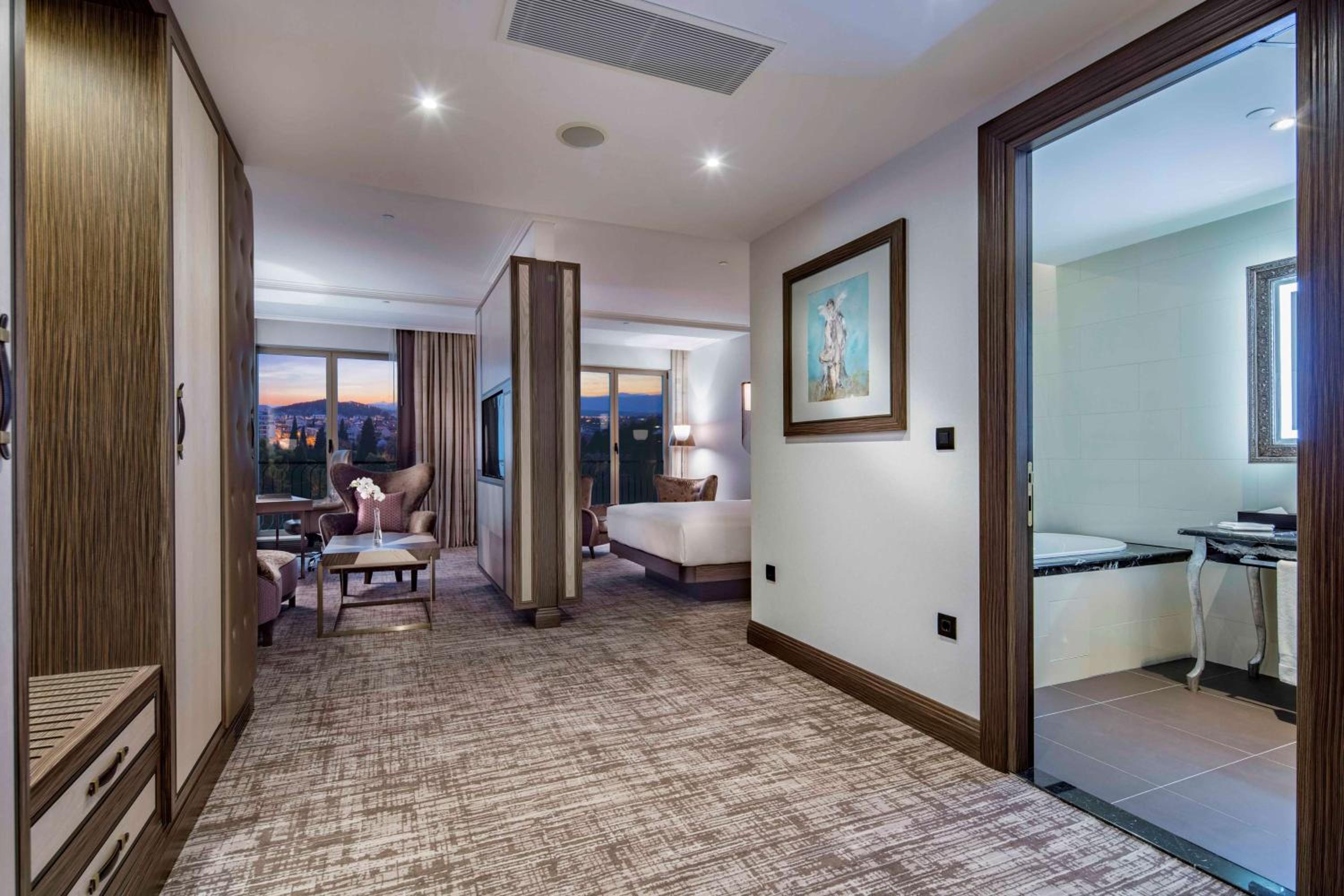 Junior King Suite - Lounge Access - Photo 1