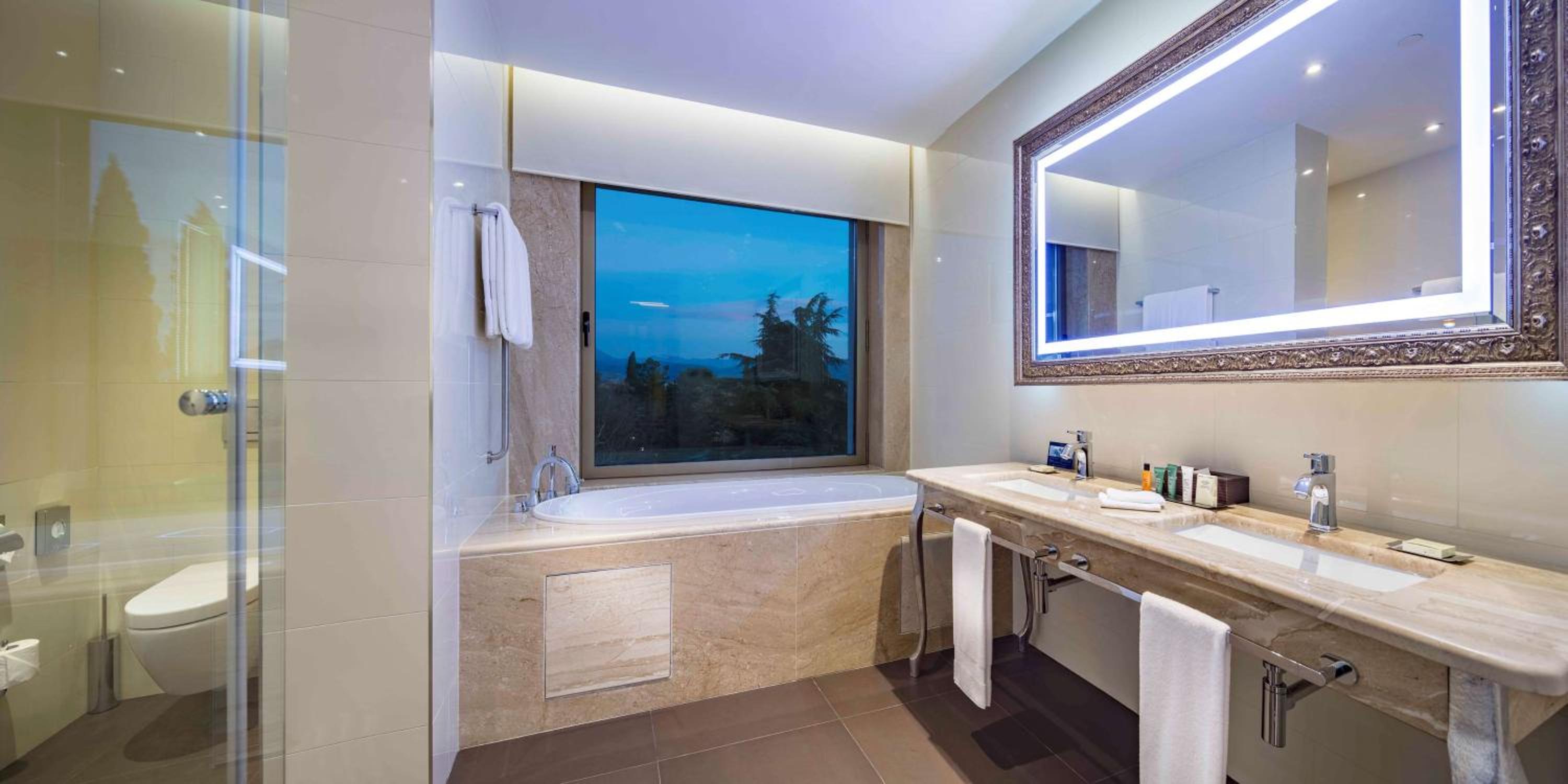 Deluxe King Room with Park View - Photo 2