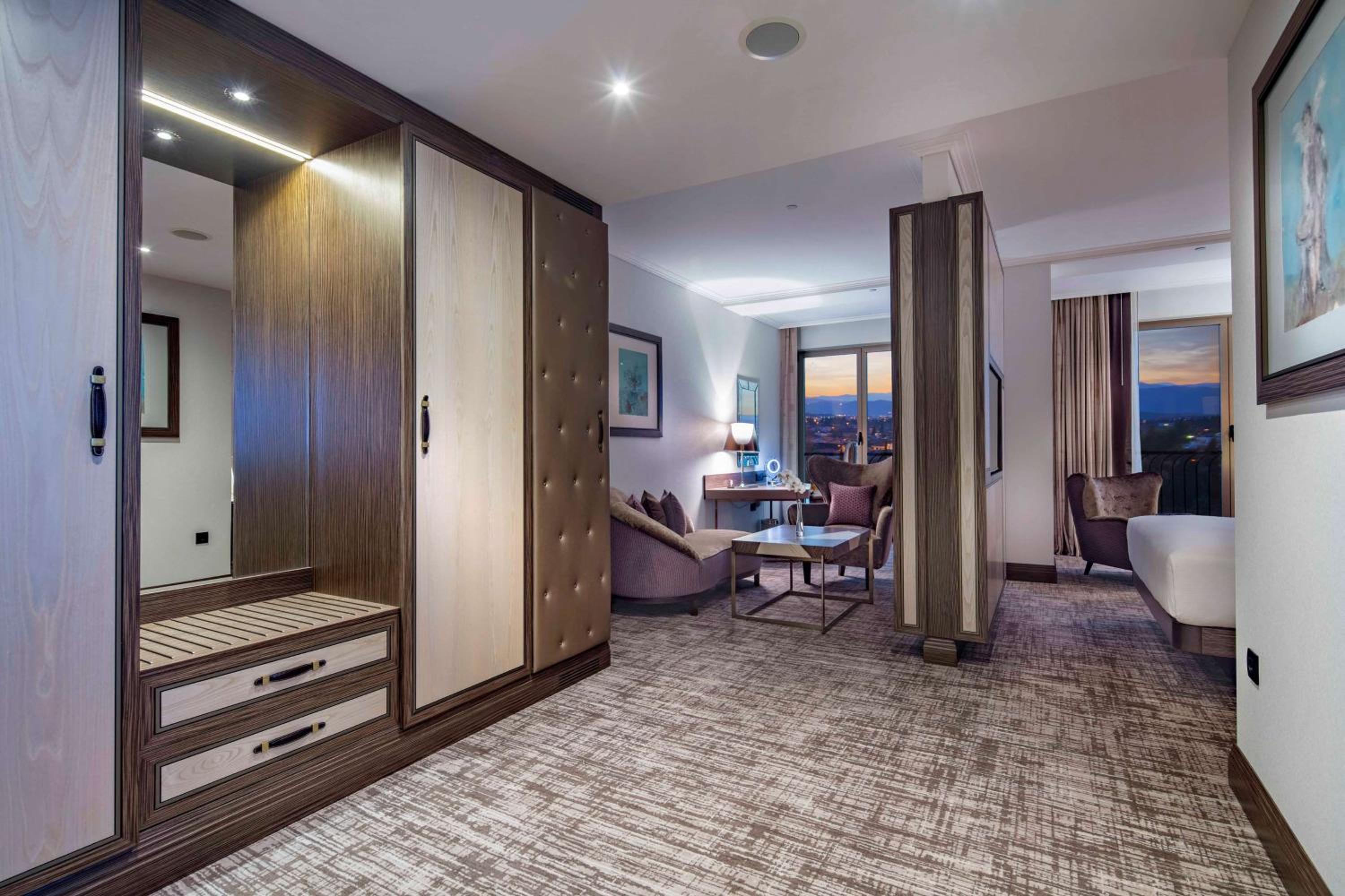 Junior King Suite - Lounge Access - Photo 2