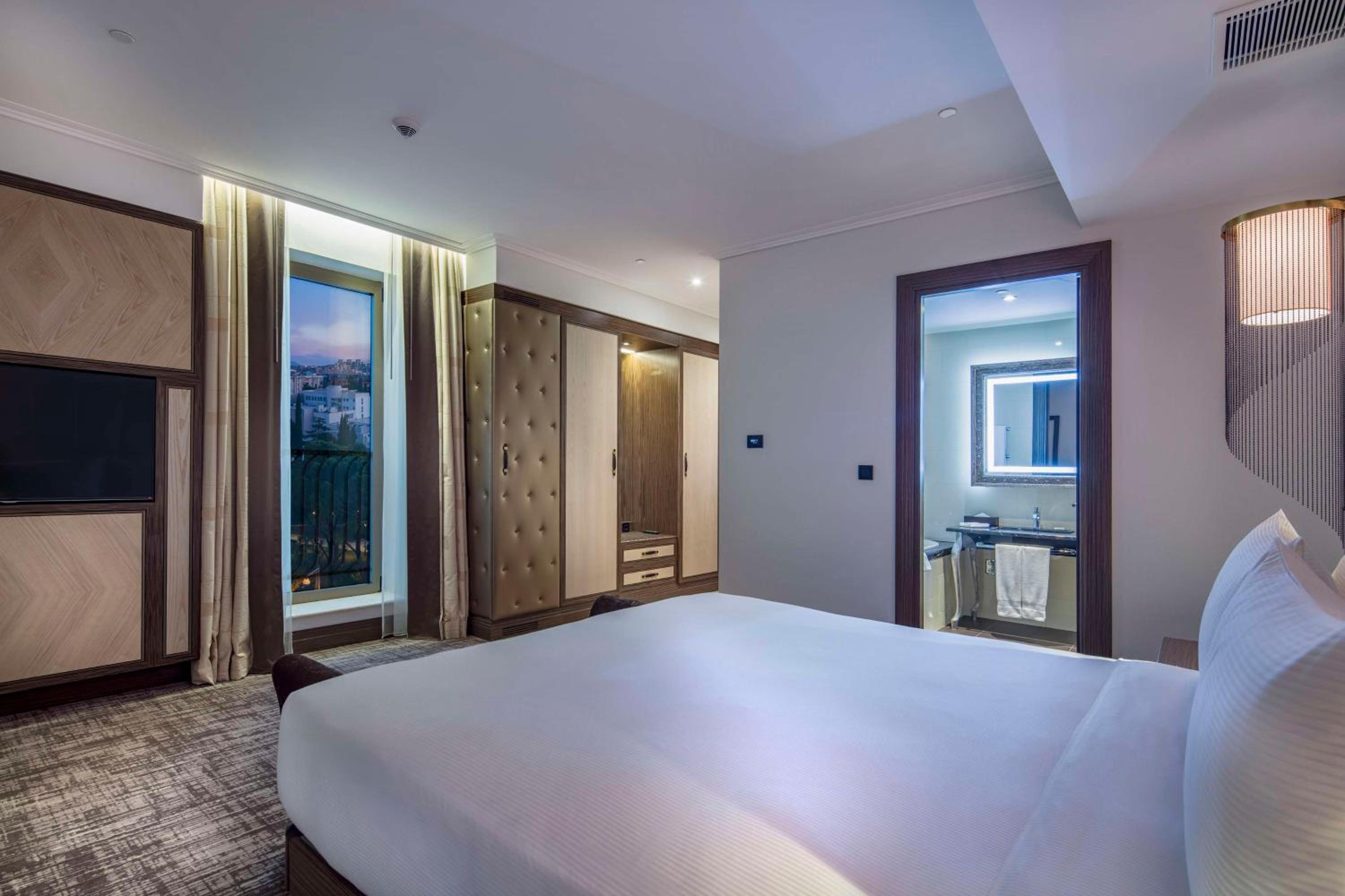 King Guest Room - Photo 4