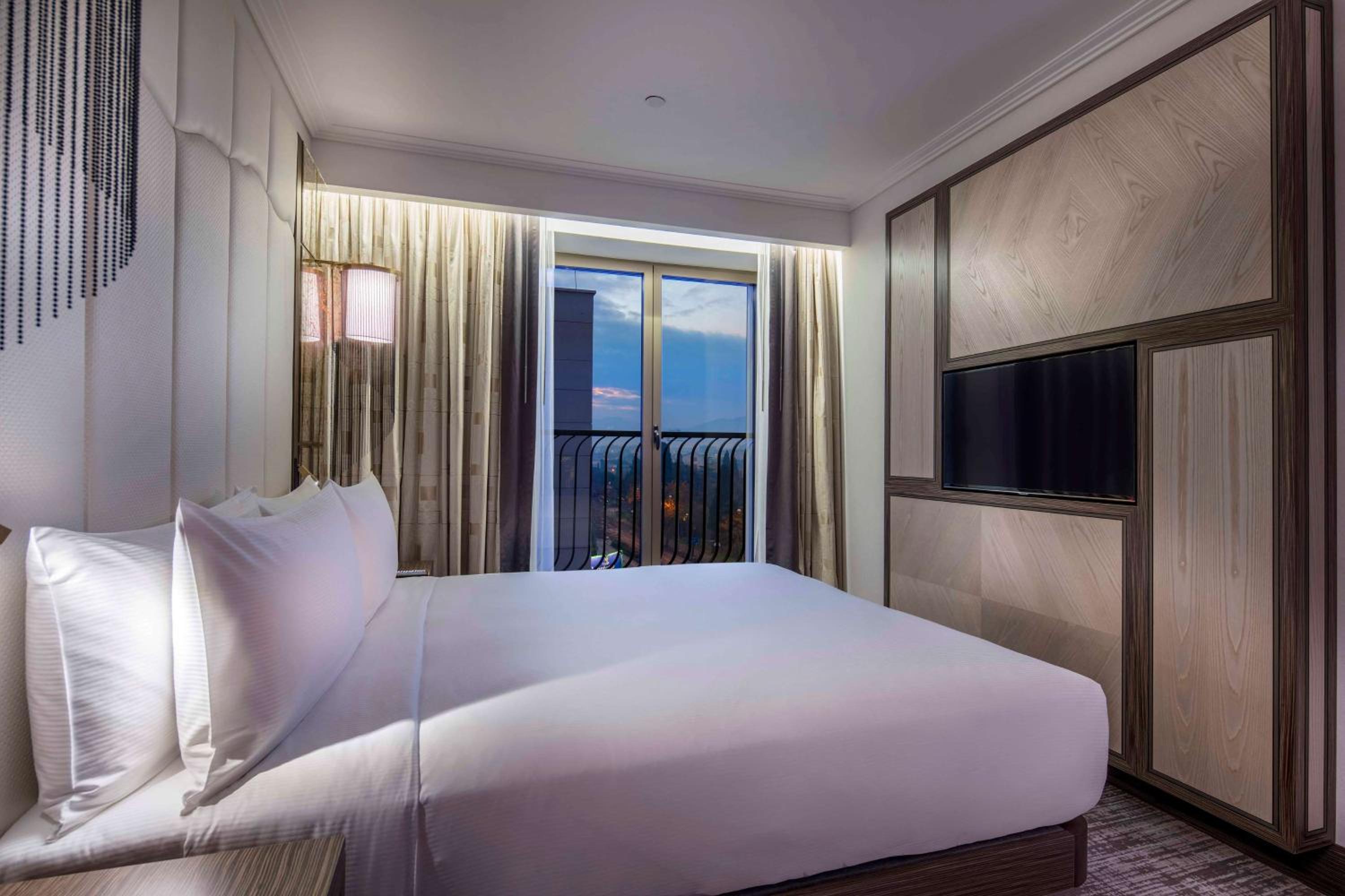 One-Bedroom King Suite - Photo 3