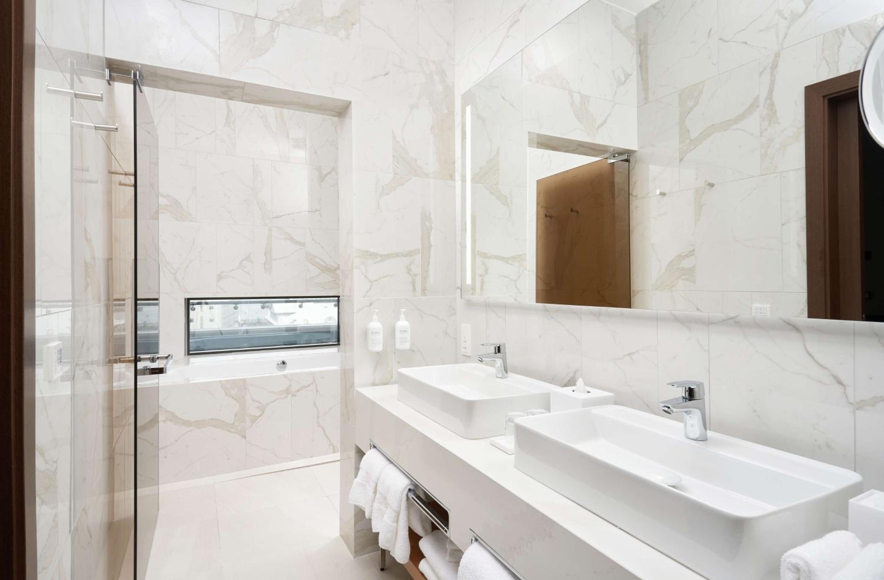 King Junior Suite with Spa Access - Photo 6