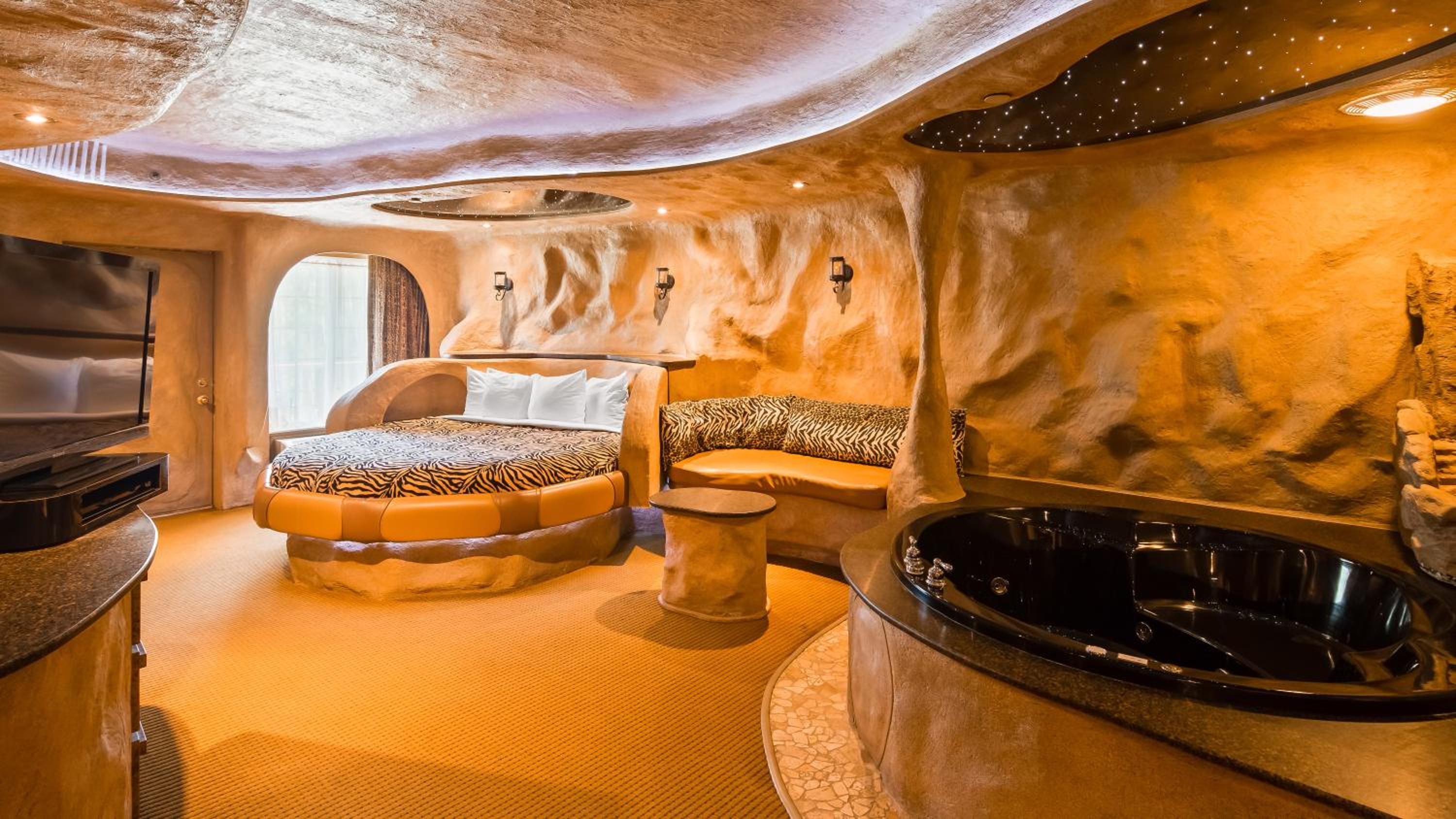 King Suite with Whirlpool and Fireplace - Non-Smoking - Photo 5