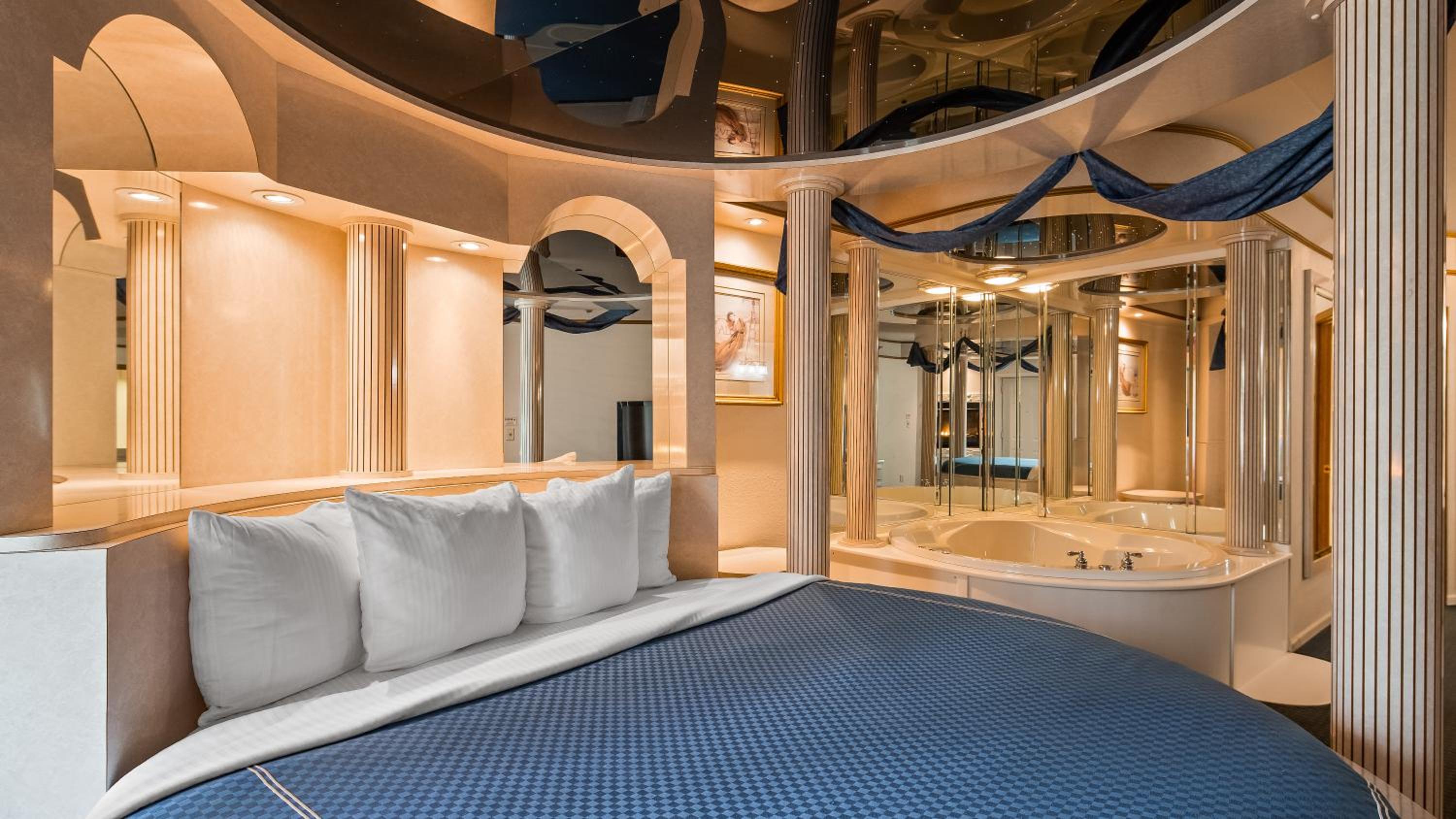 King Suite with Fireplace and Whirlpool - Non-Smoking - Photo 3