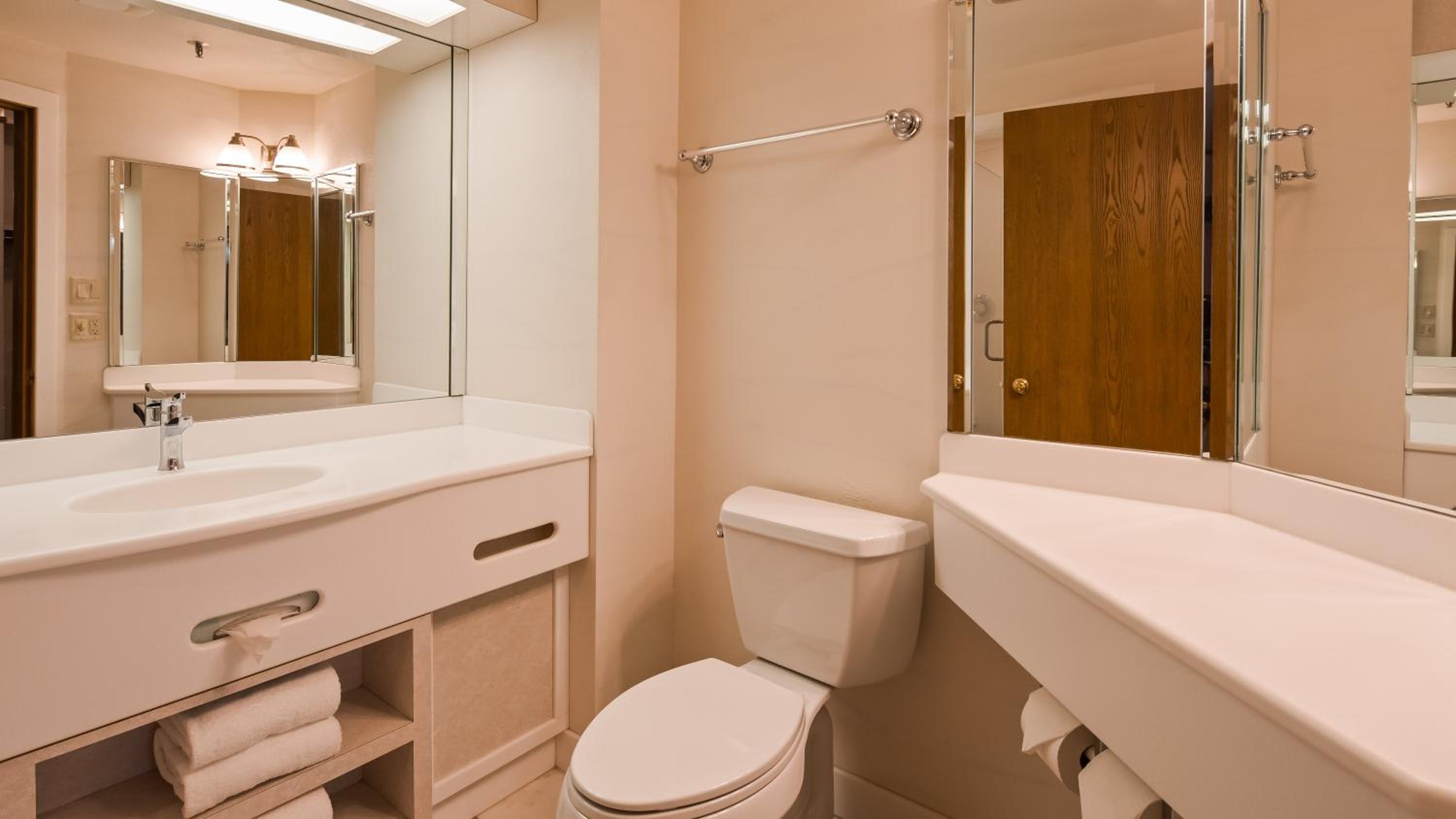 King Suite with Fireplace and Whirlpool - Non-Smoking - Photo 5