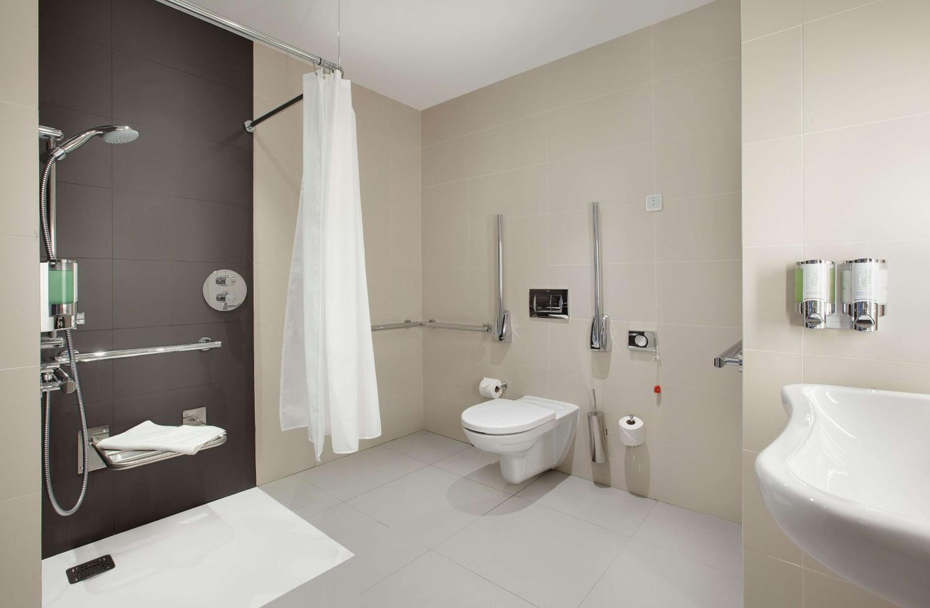 Queen Room - Accessible photo 2