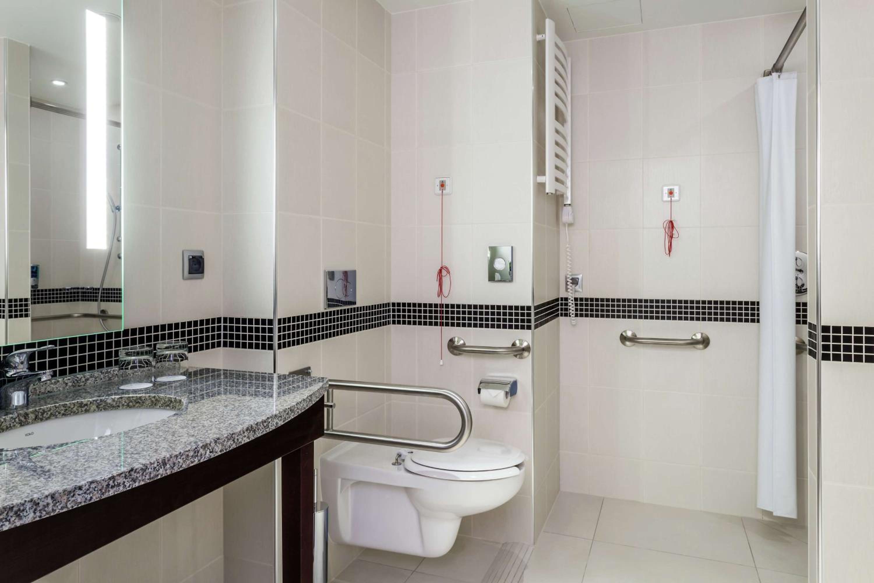 Queen Room - Accessible photo 2