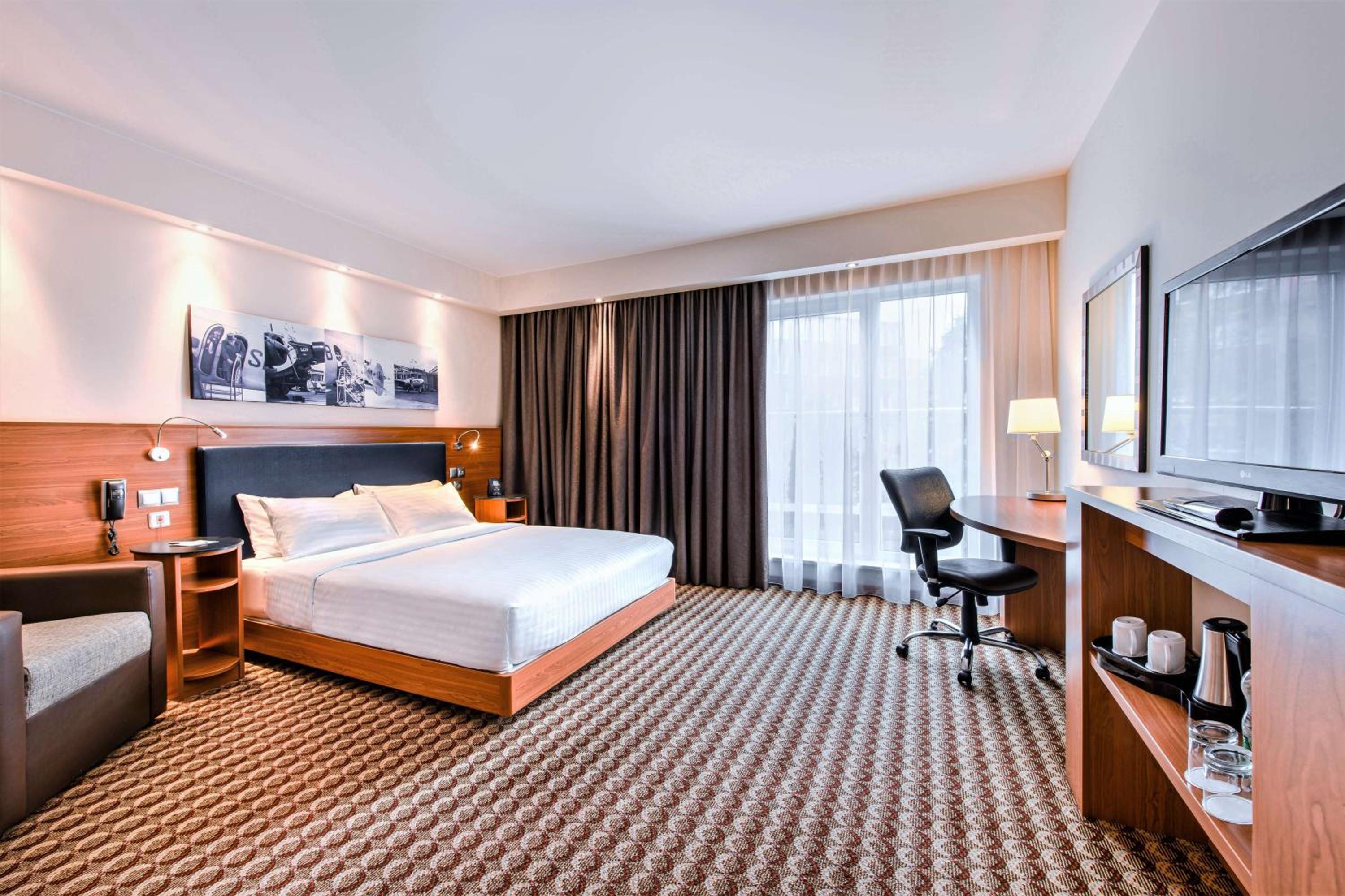 Queen Room - Accessible photo 1