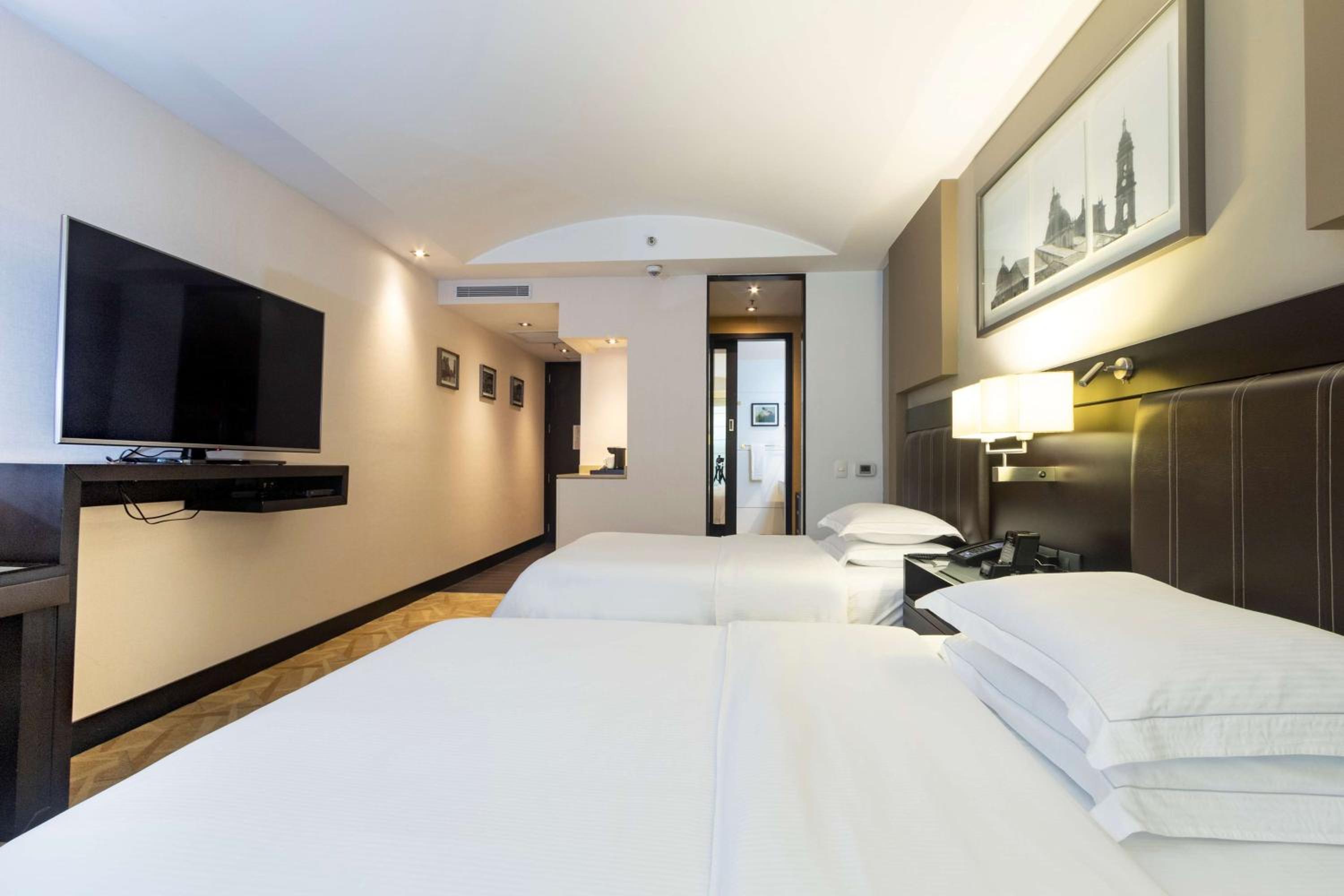 Double Room Executive Level - Photo 2