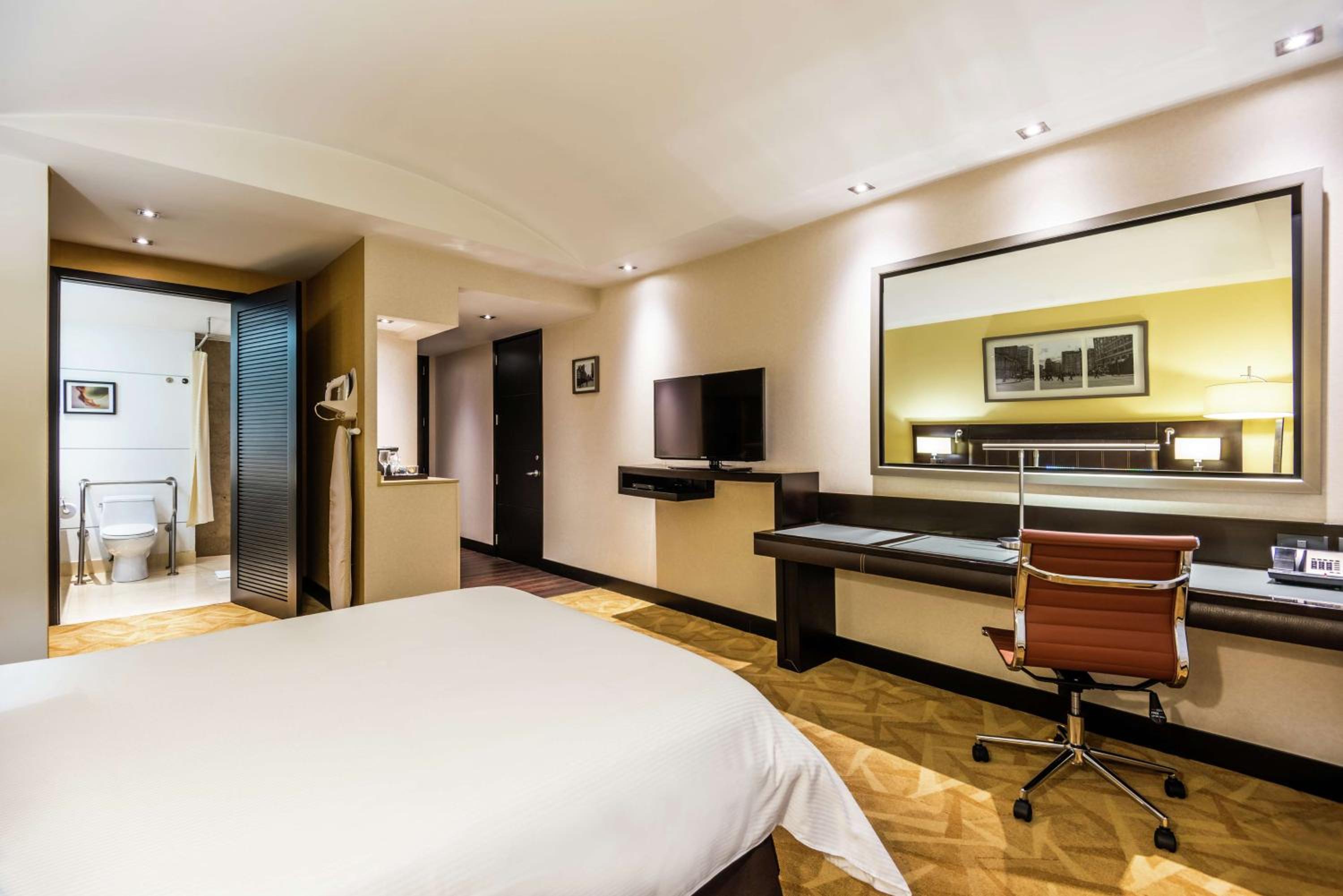 Queen Room - Disability Access - Photo 1