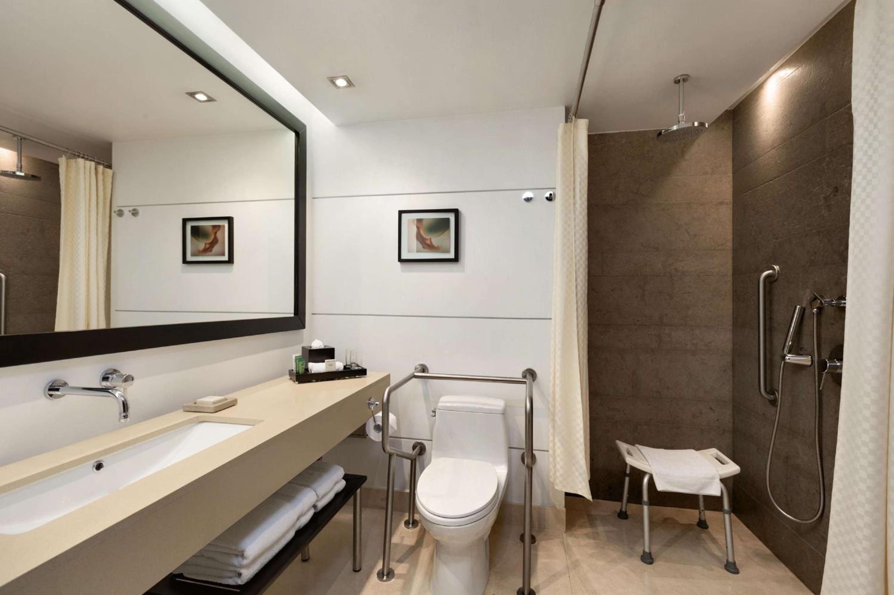 Queen Room - Disability Access - Photo 3