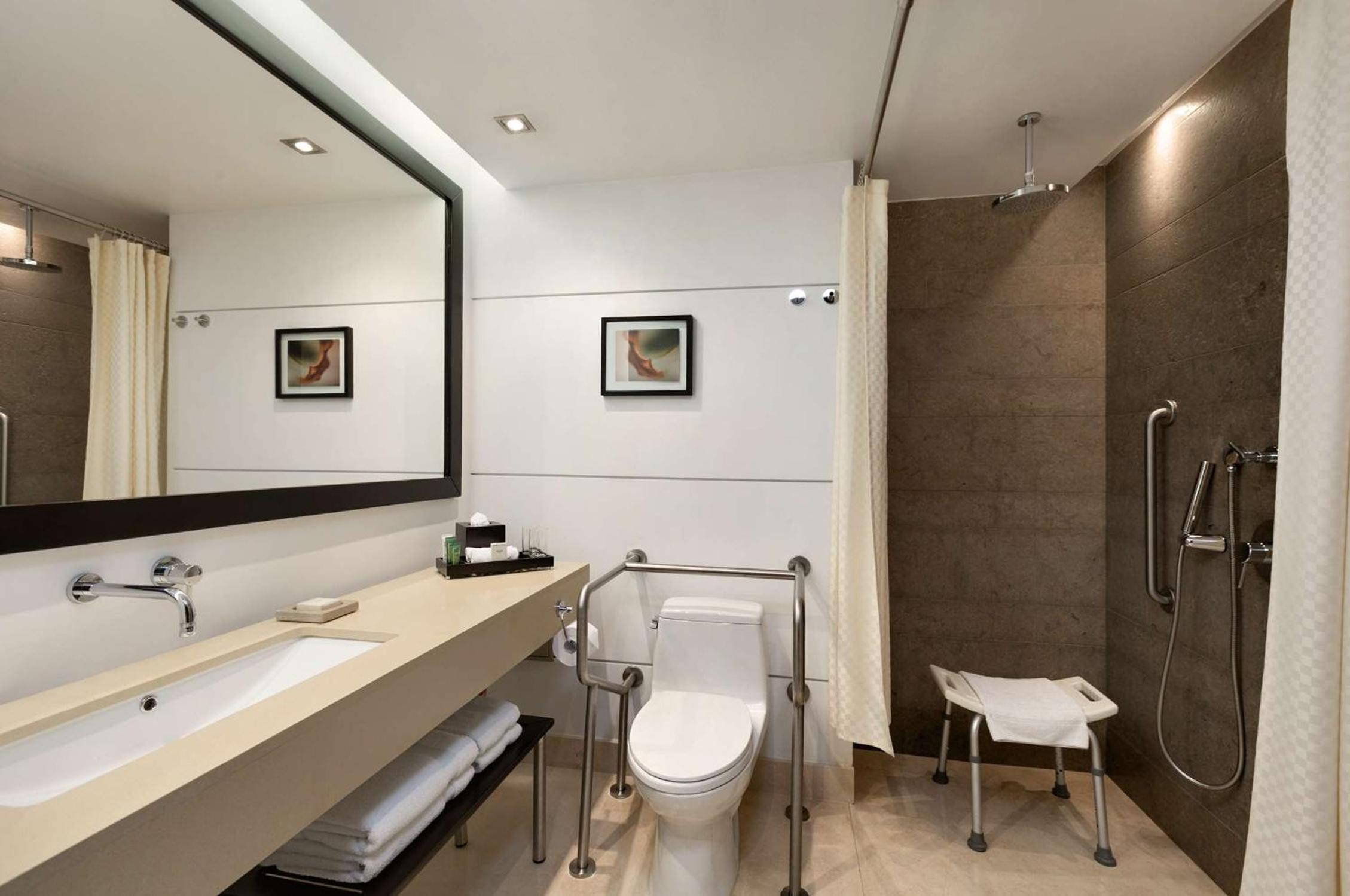 Queen Room - Disability Access - Photo 2