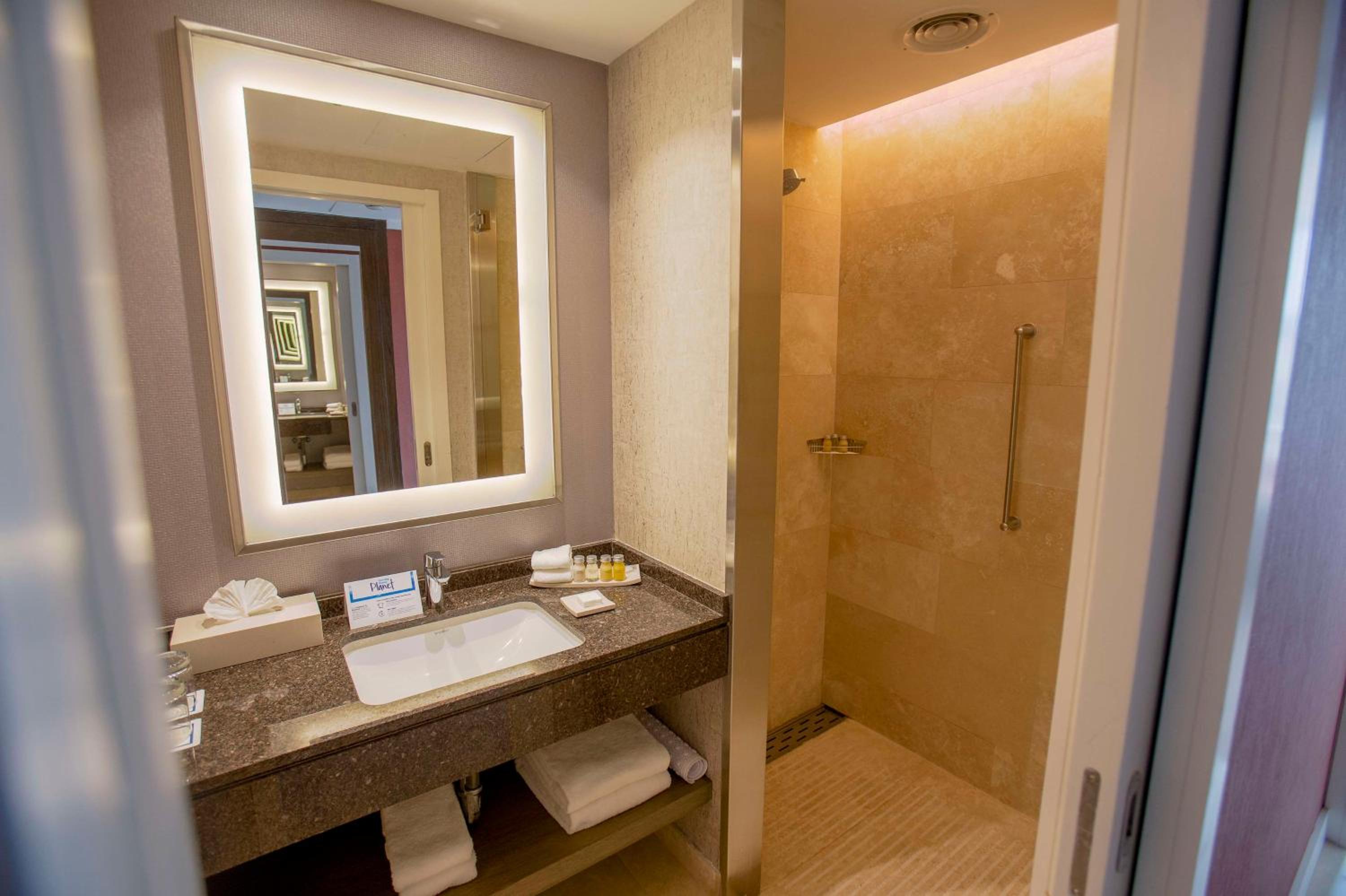 Corner King Suite with Terrace thumbnail 6