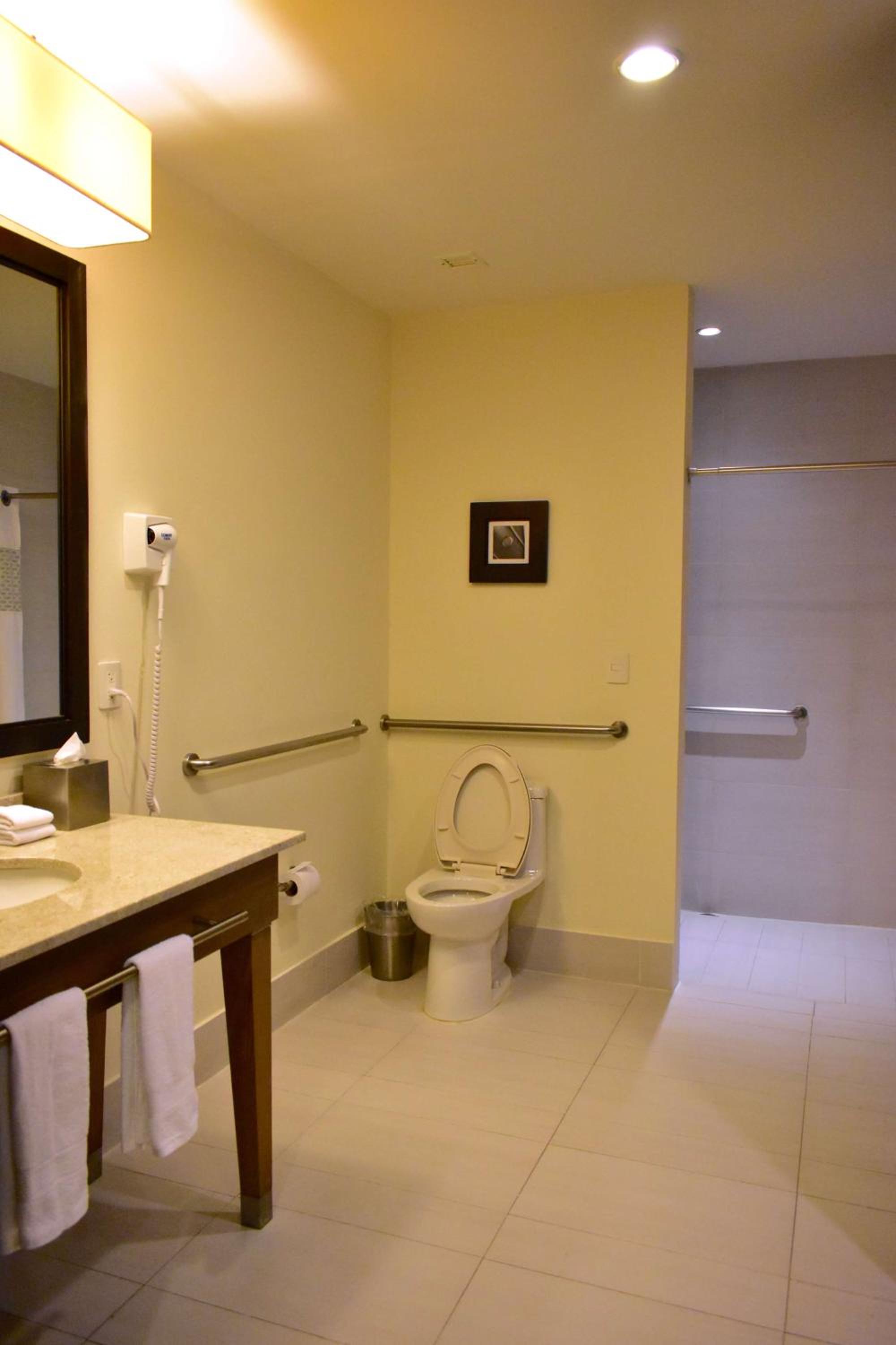 Queen Room with Sofa Bed - Accessible/Non-Smoking - Photo 4
