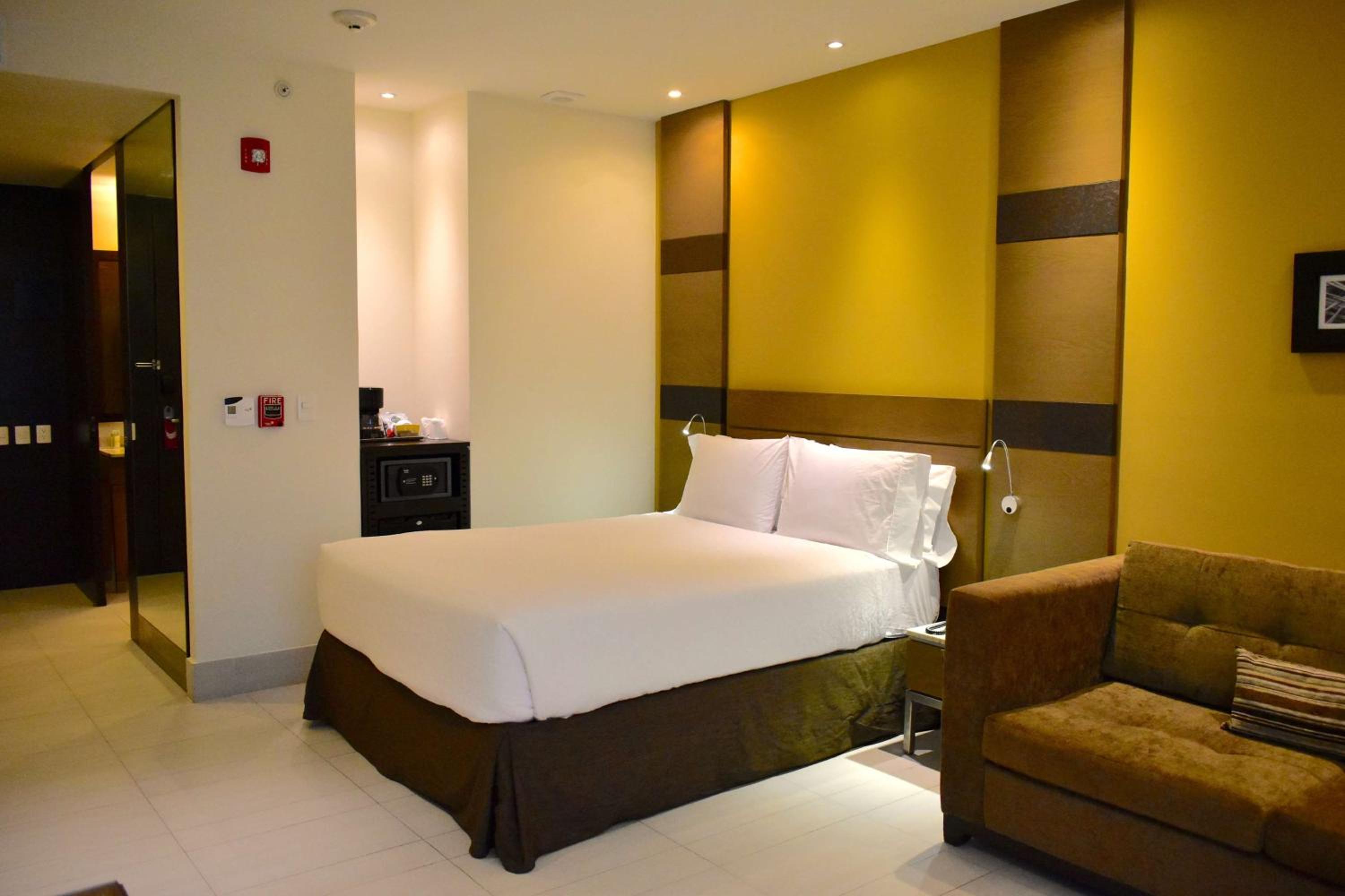 Queen Room with Sofa Bed - Accessible/Non-Smoking - Photo 1