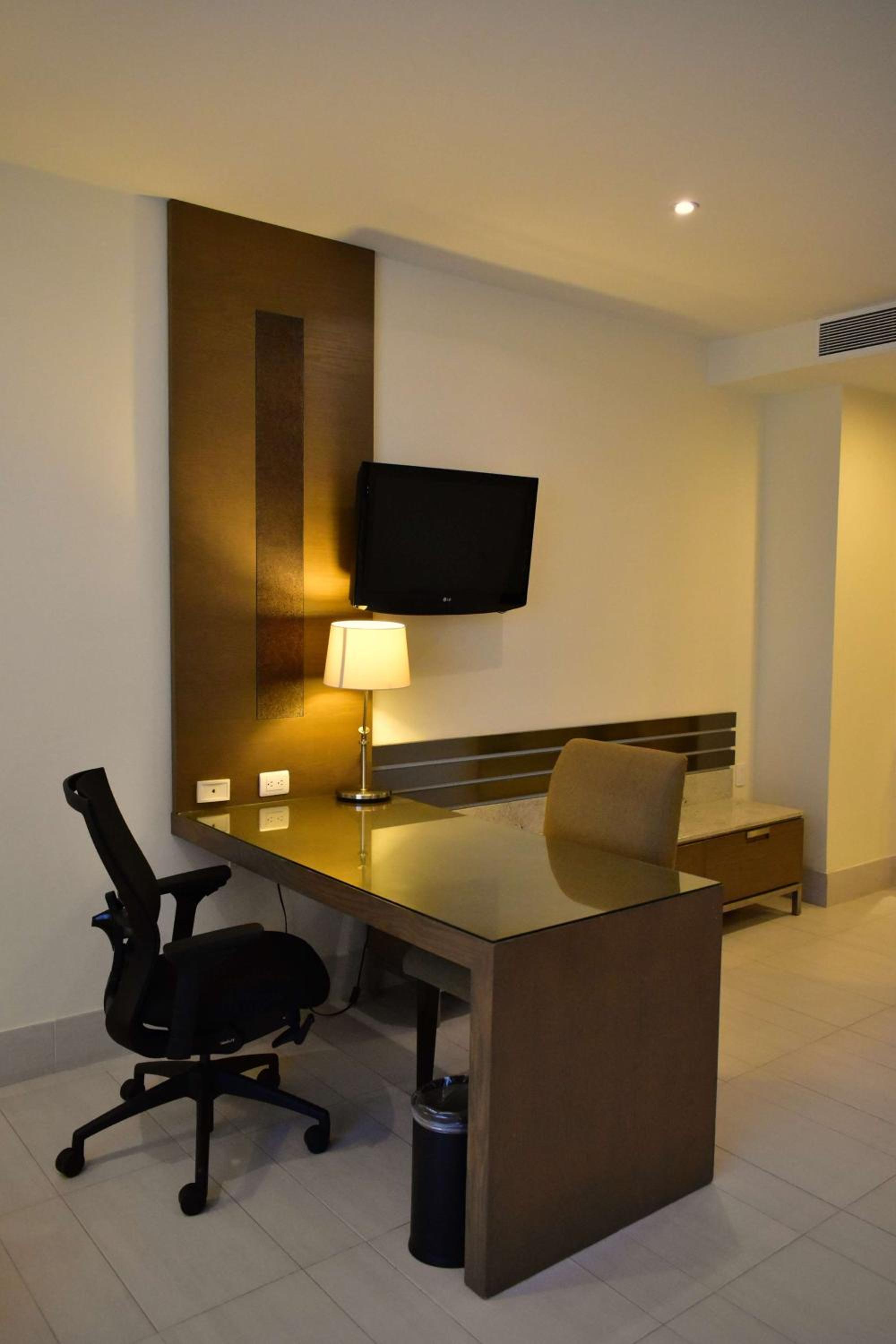 Queen Room with Sofa Bed - Accessible/Non-Smoking - Photo 2