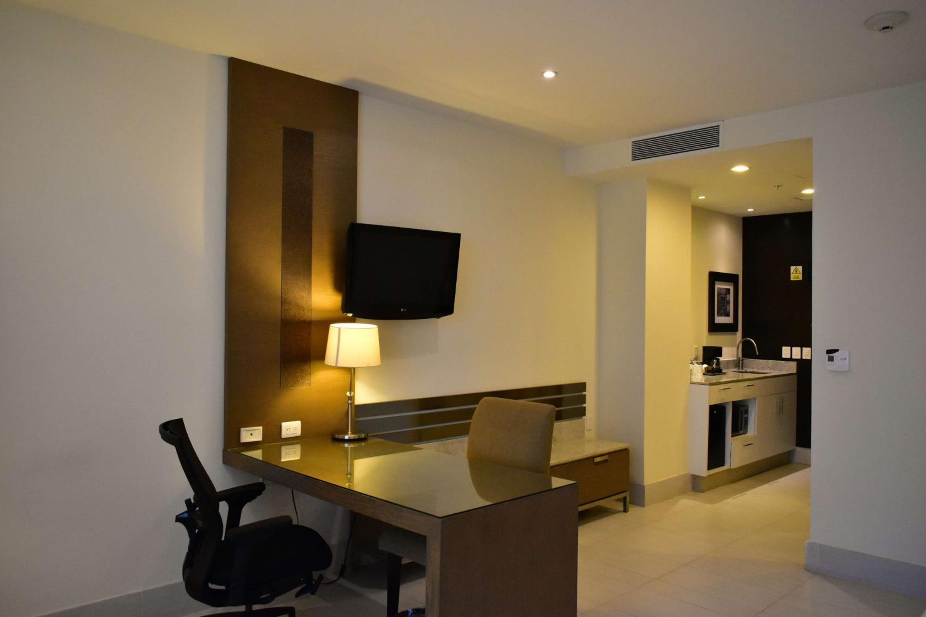 Queen Studio with Sofa Bed - Non-Smoking - Photo 2