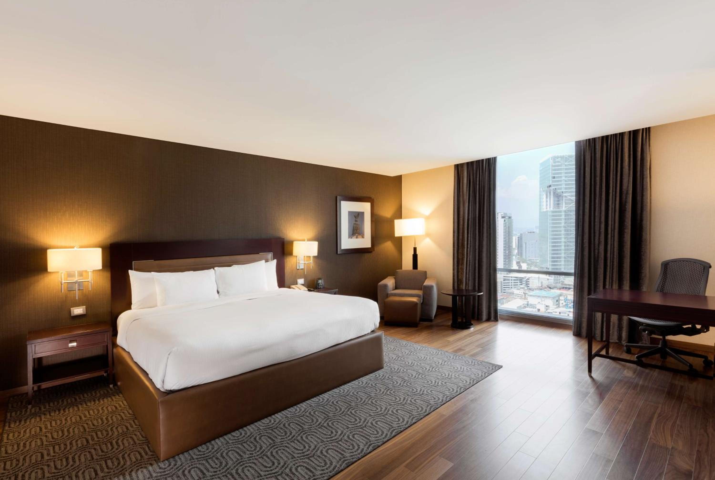 Executive King Room - Photo 9