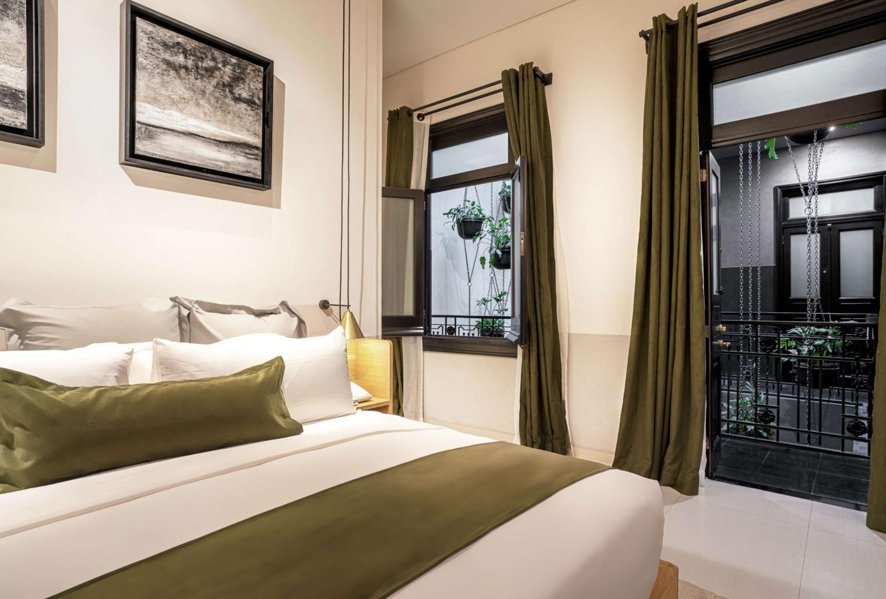 King Guest Room with indoor Balcony - Photo 6