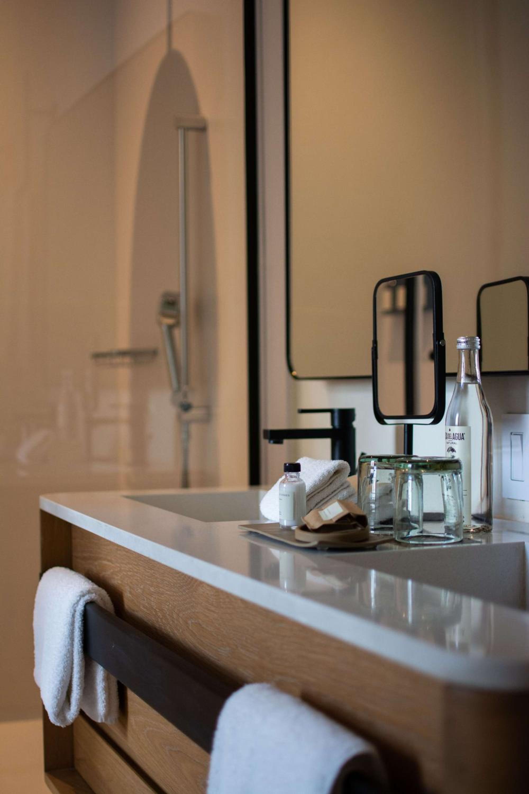 One-Bedroom King Suite - Photo 7