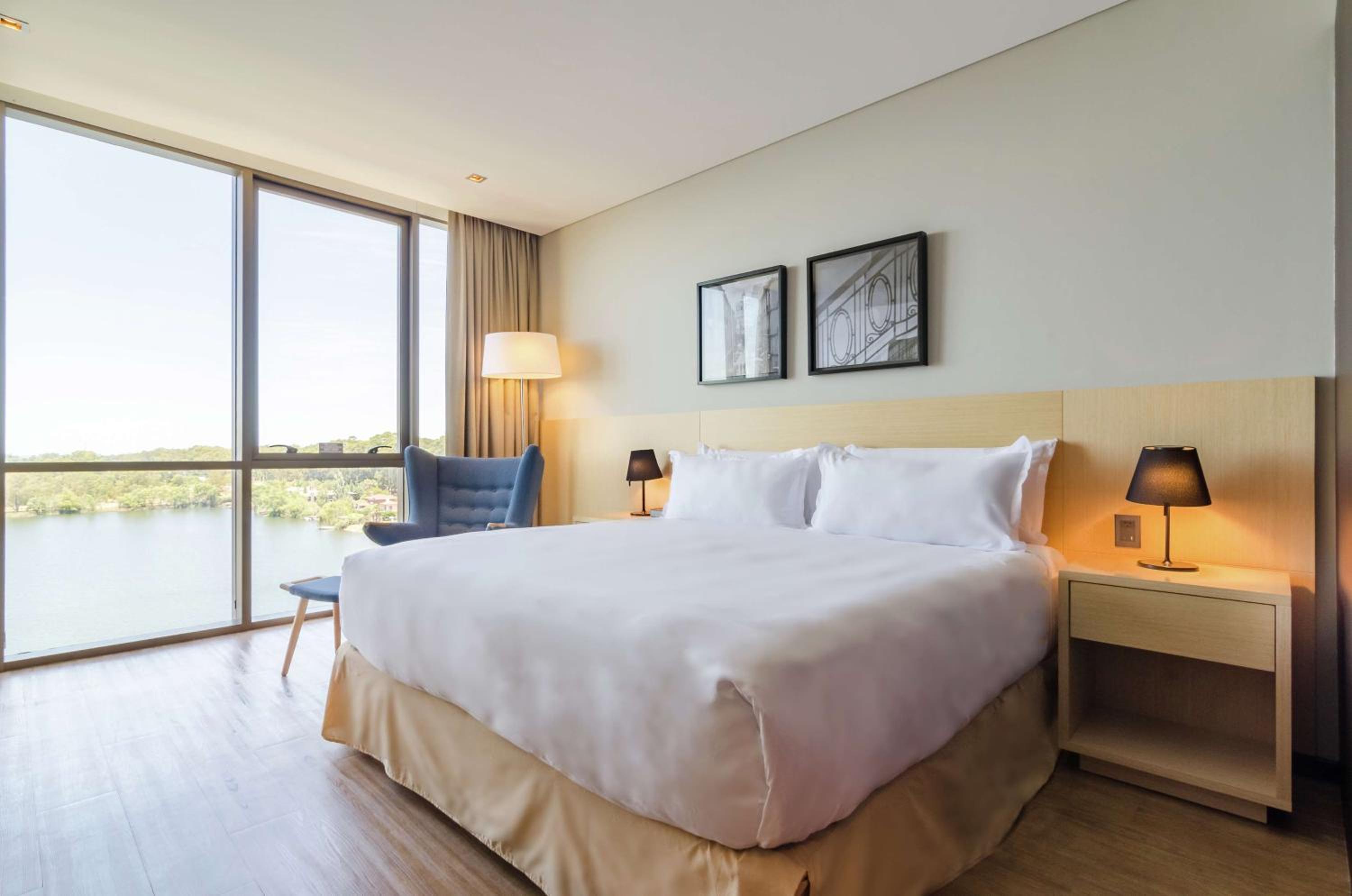 King Room with Lake View - Non-Smoking photo 2
