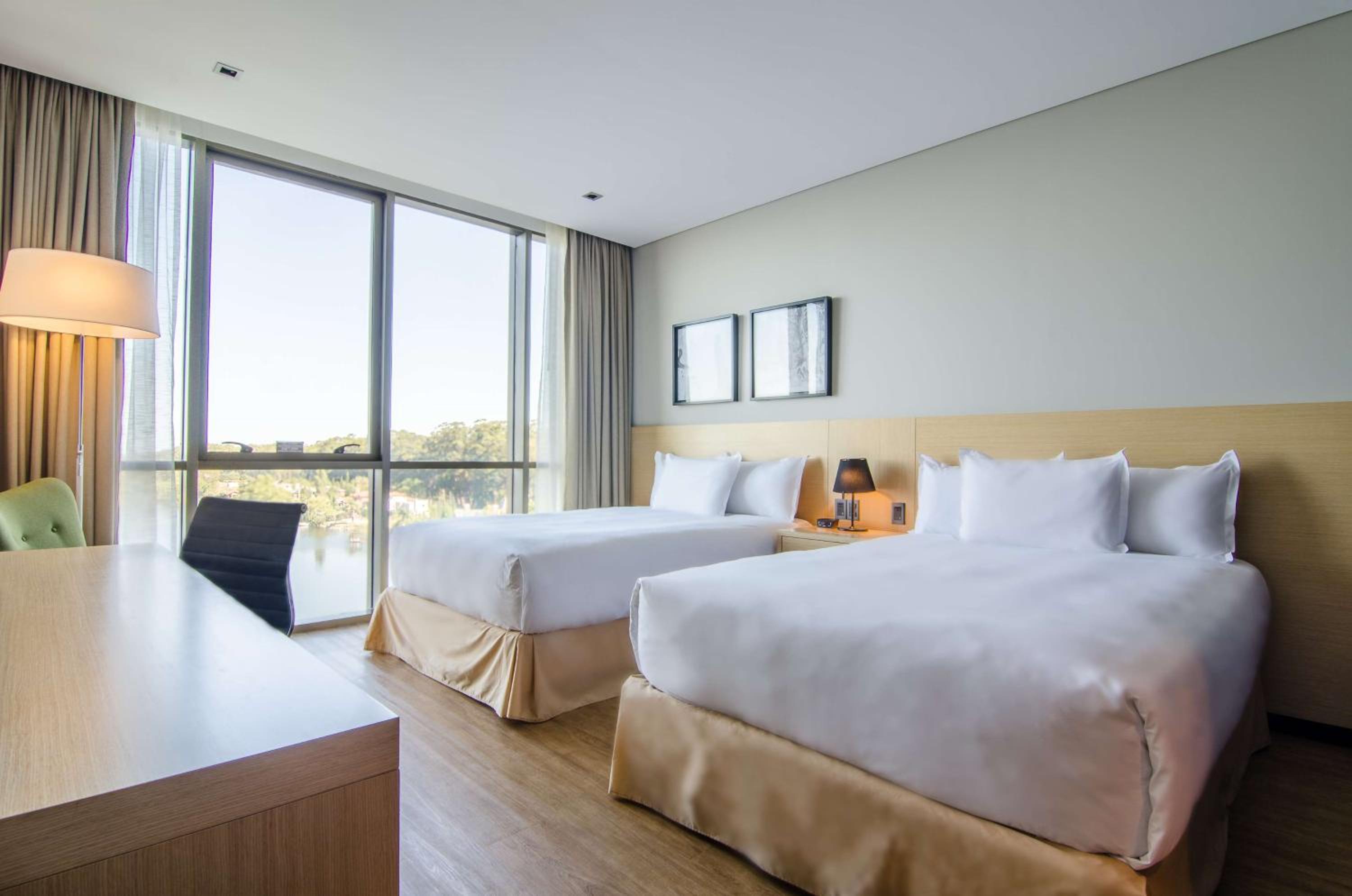 Queen Room with Two Queen Beds and Lake View photo 1