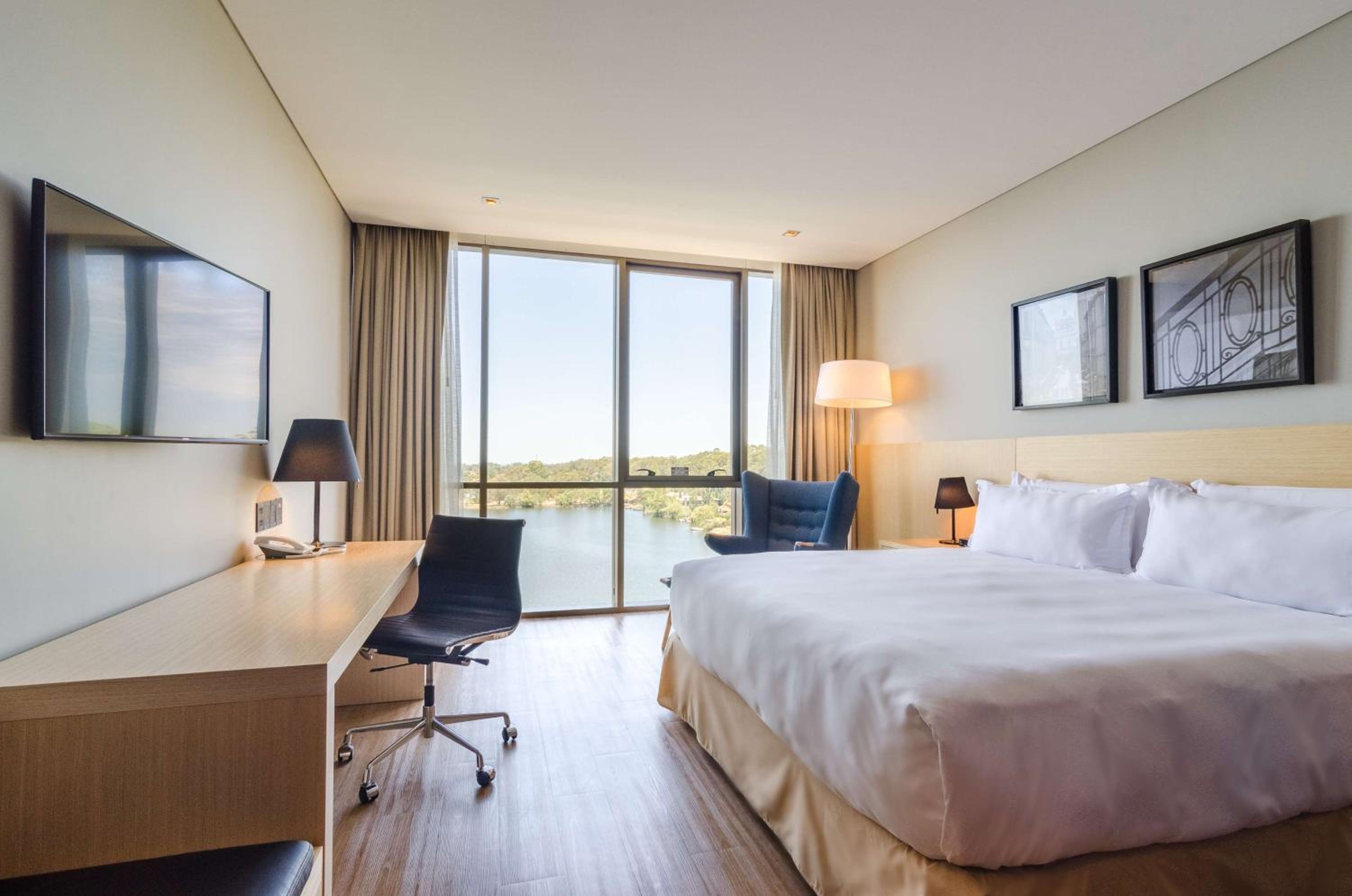 King Room with Lake View - Non-Smoking photo 3