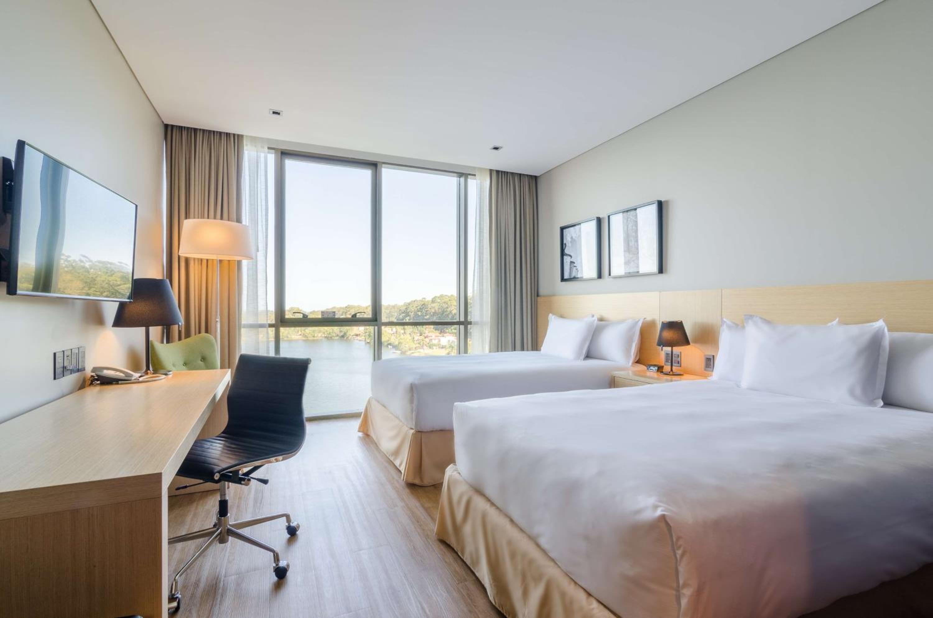 Queen Room with Two Queen Beds and Lake View photo 2