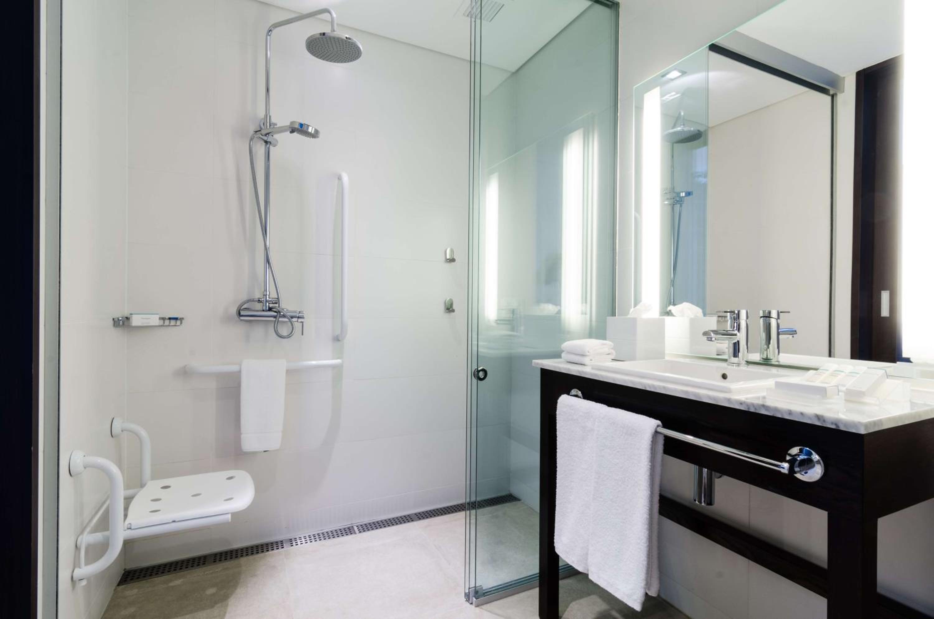 King Room with Roll-in Shower - Disability Accessible/Non-Smoking photo 2