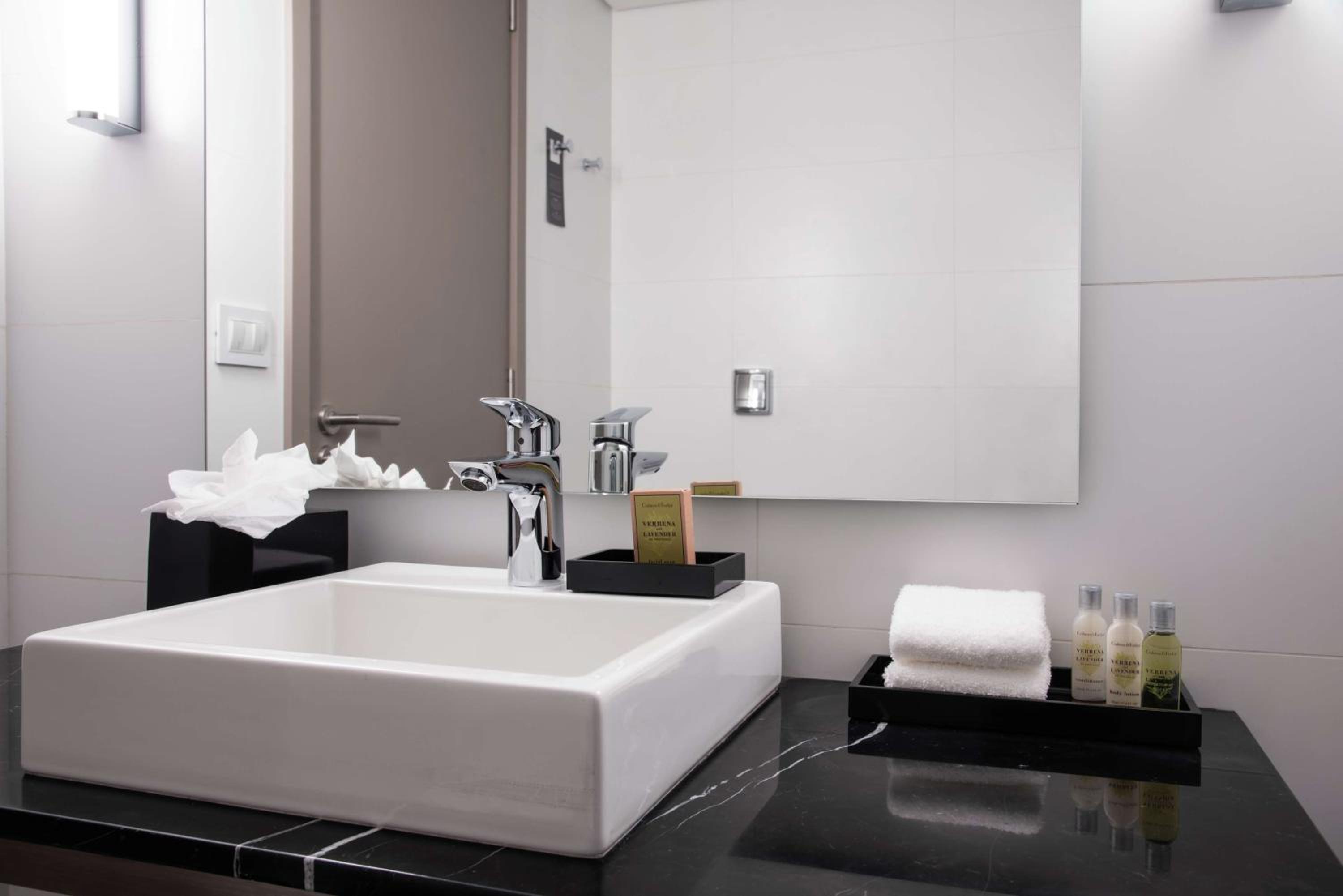 Deluxe Queen Room with Two Queen Beds - Photo 3