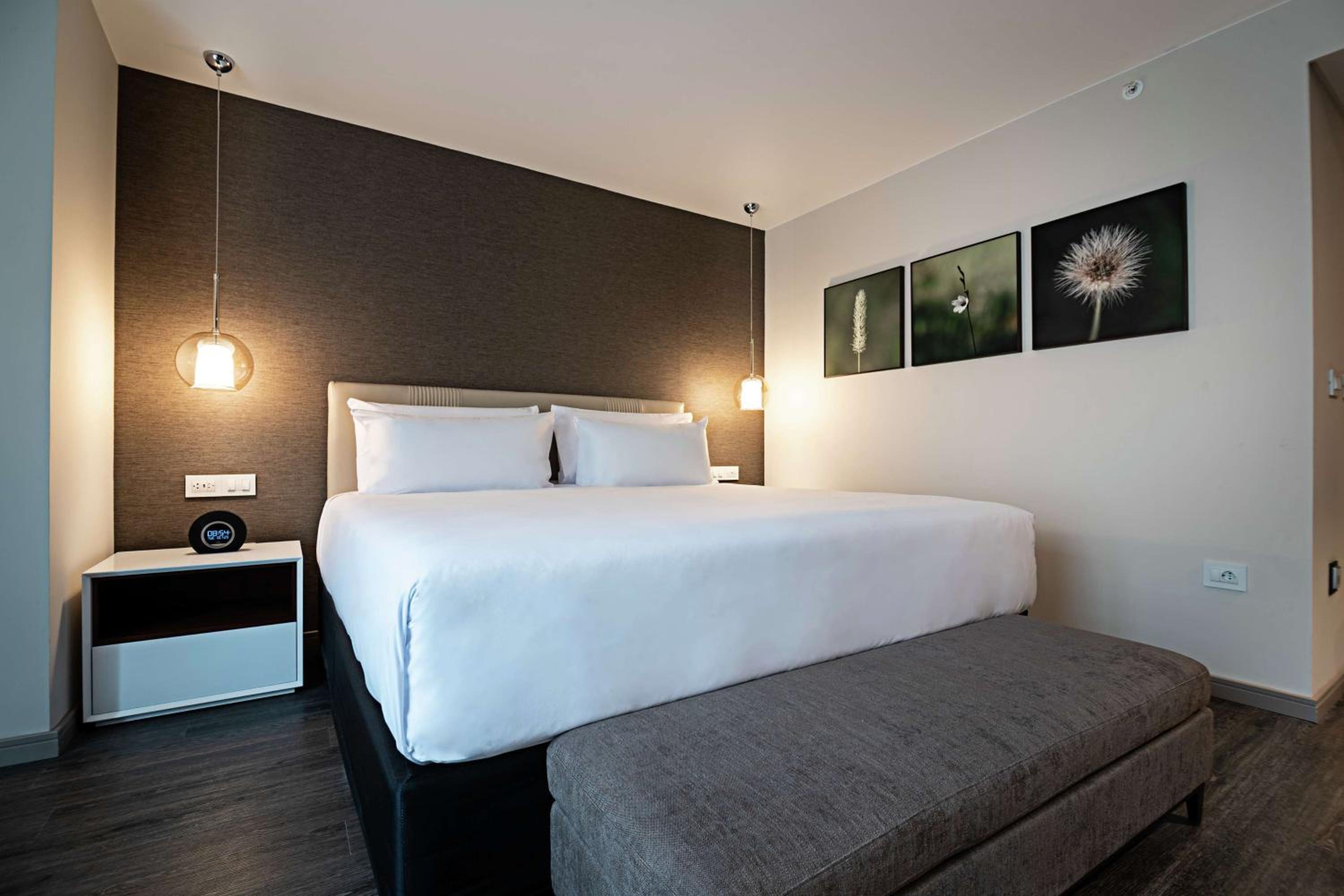 Deluxe King Room with River View - Photo 1