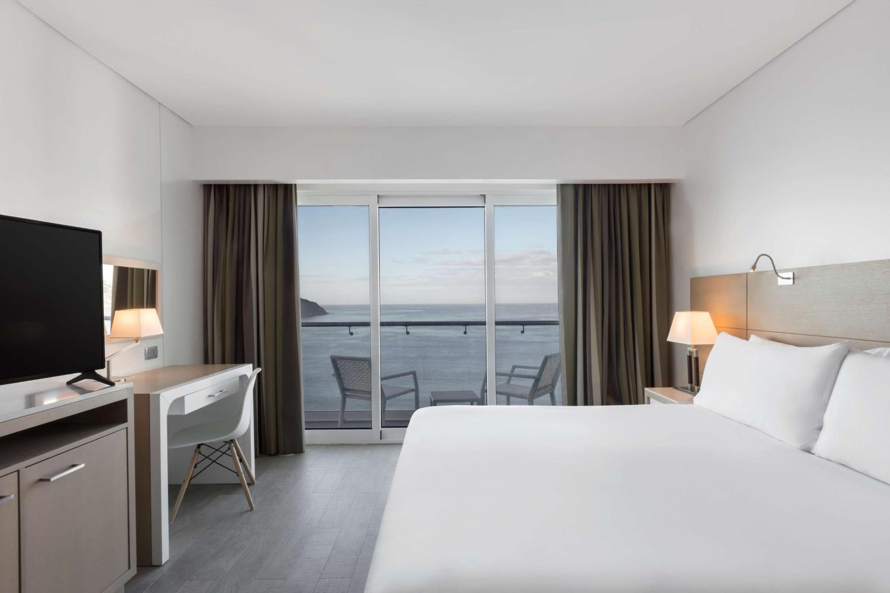 Junior Queen Suite with City View