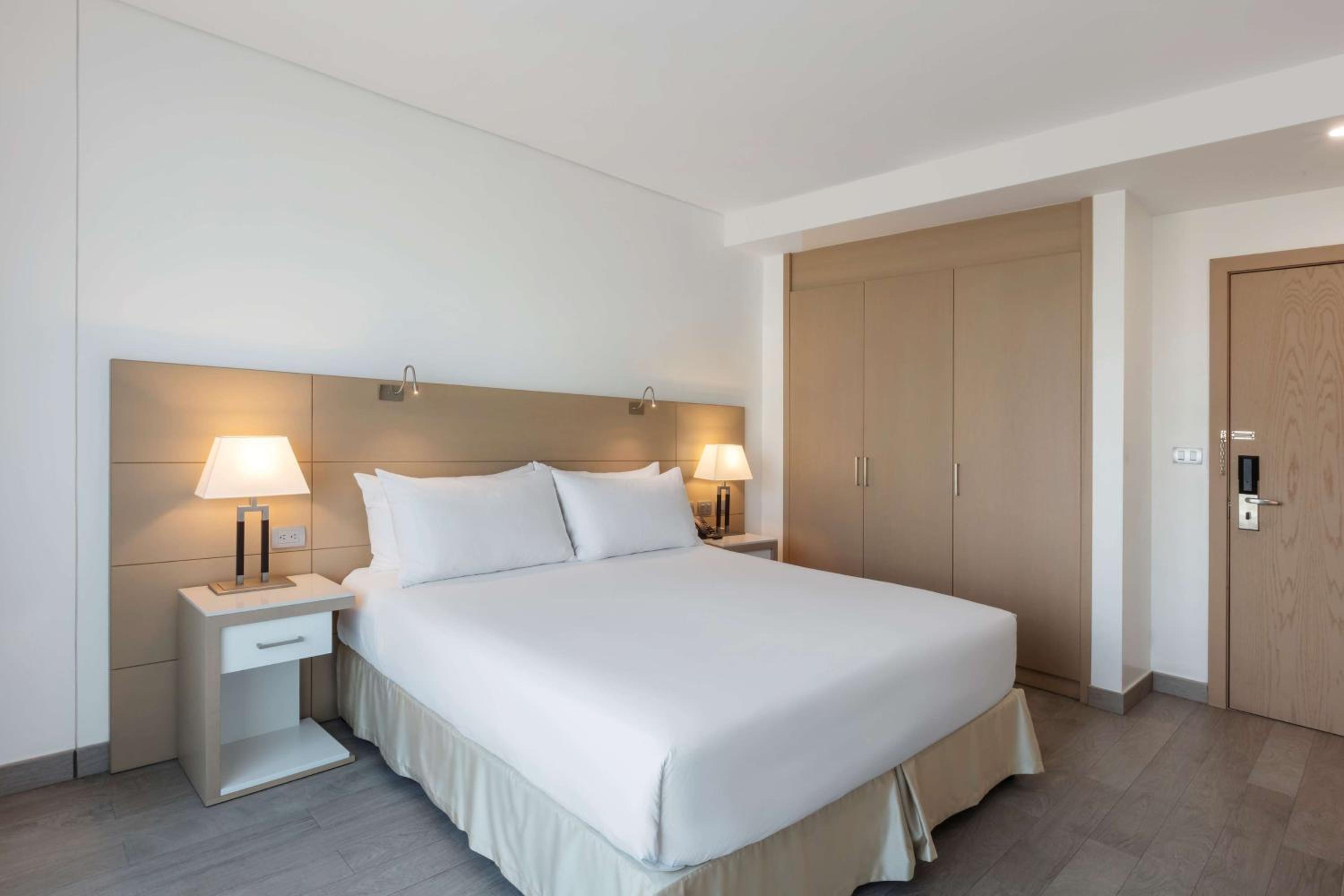 Deluxe Queen Room with Ocean Front thumbnail 6